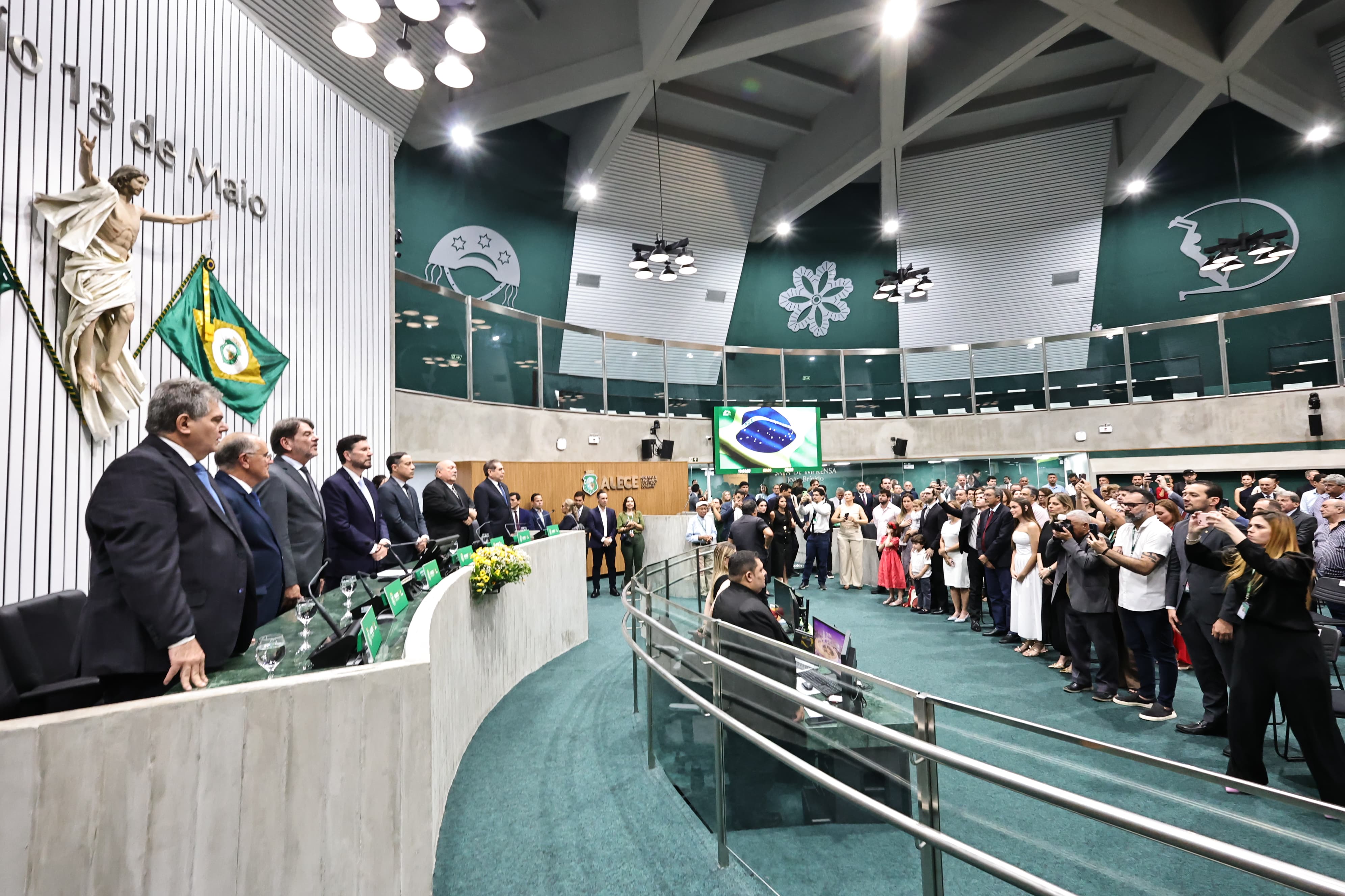 Quatro deputados recebem a Medalha Paulo Sarasate em homenagem às longas trajetórias no Parlamento cearense
