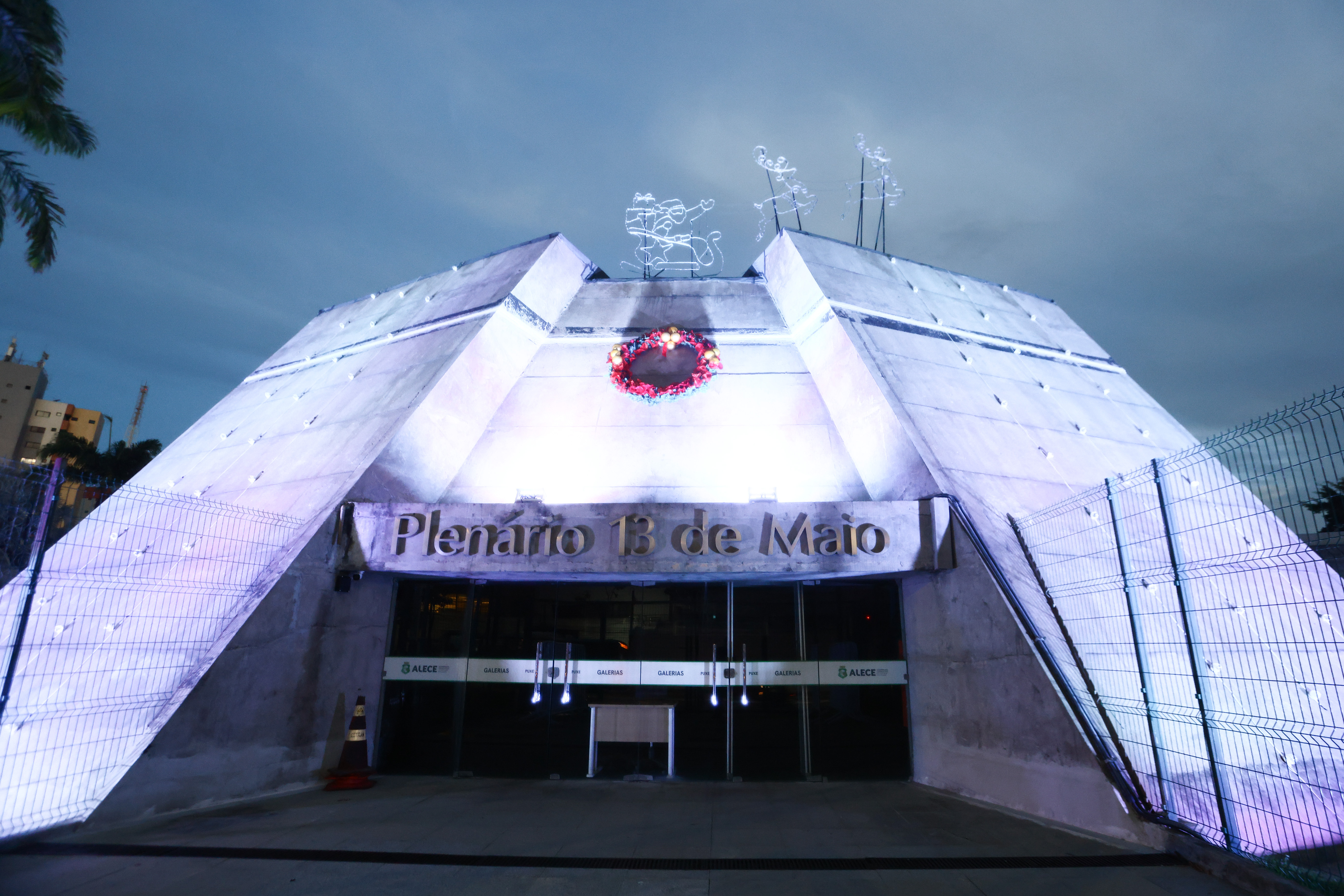 A fachada do Plenário 13 de Maio ficará iluminada durante todo o mês de janeiro