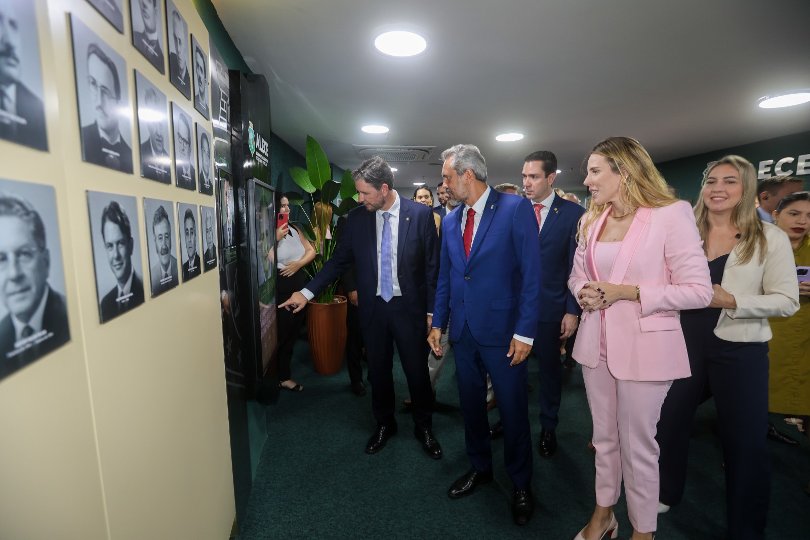 Presidente Romeu Aldigueri apresenta nova galeria para governador Elmano de Freitas e vice-governadora Jade Romero