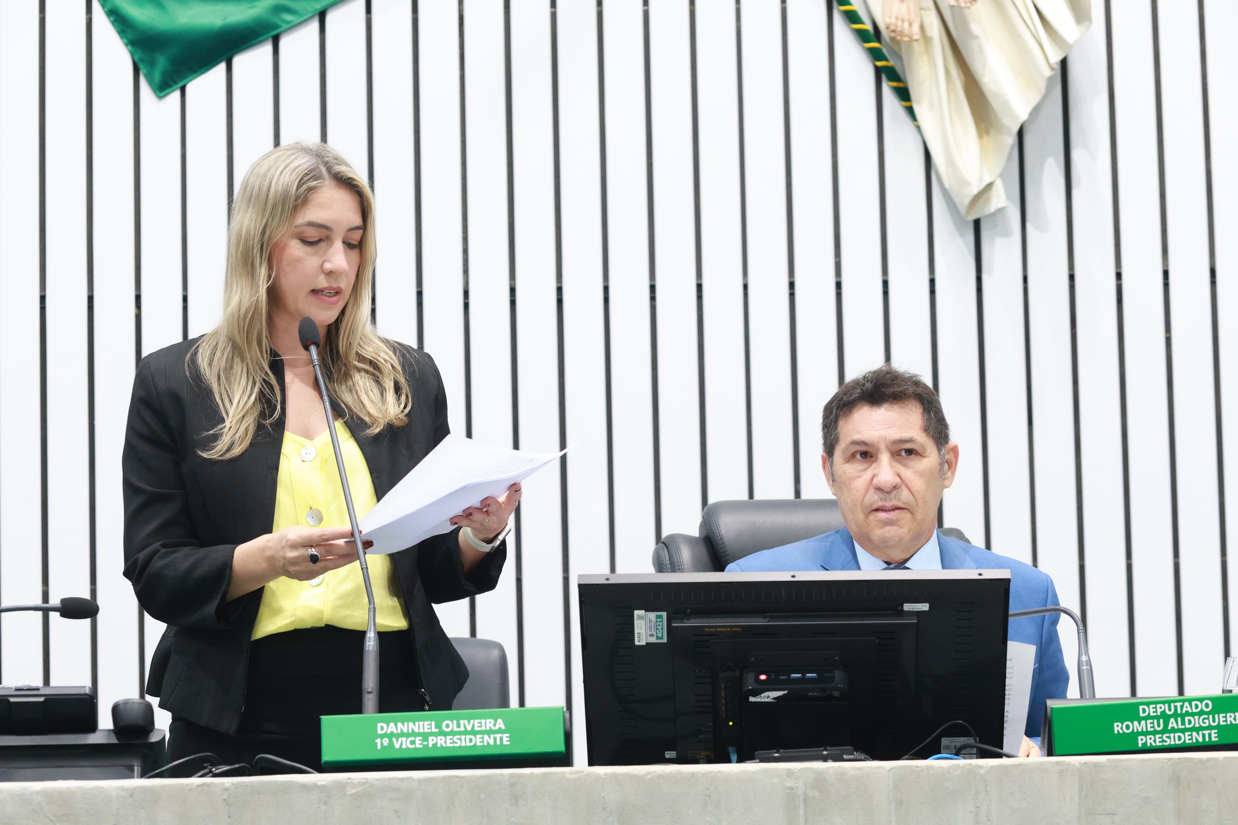 A leitura das matérias foi feita pela deputada Larissa Gaspar (PT)