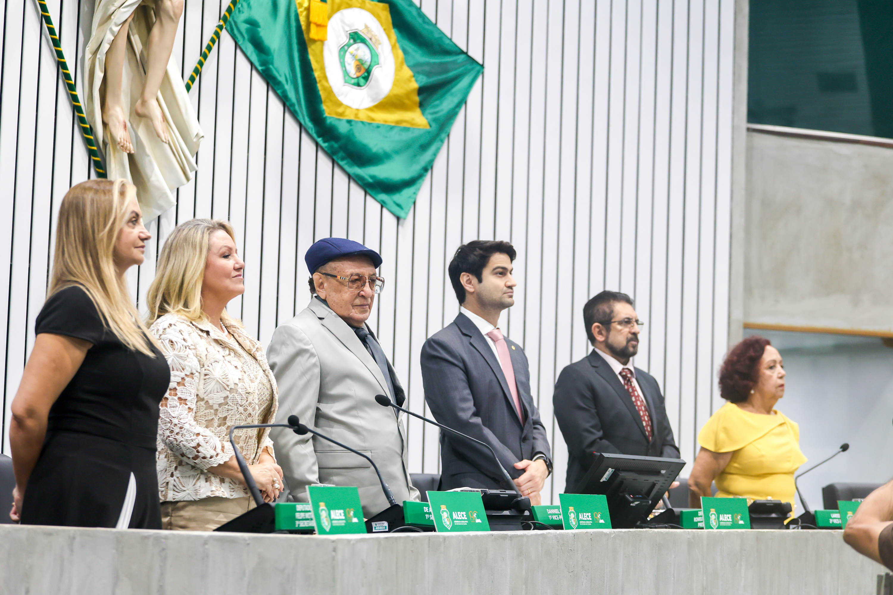 Profissionais receberam reconhecimento público em sessão solene na Alece