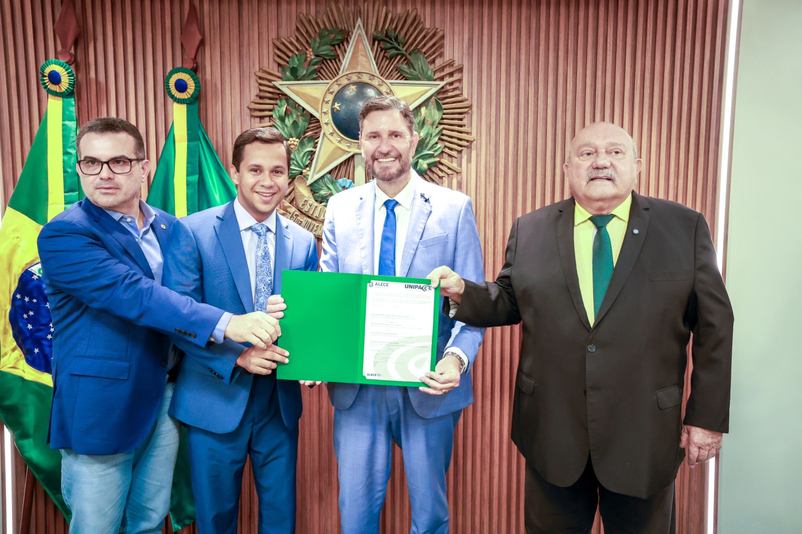 Presidente Romeu Aldigueri, deputados Simão Pedro e Fernando Hugo (nas extremidades), ao lado do presidente da Câmara de Juazeiro do Norte, Felipe Vasques.