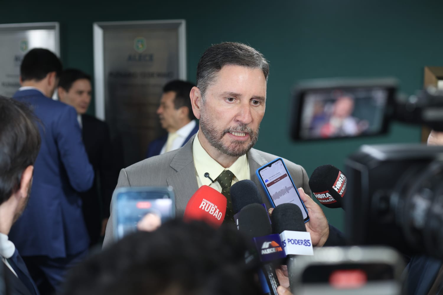 Presidente da Alece, deputado Romeu Aldigueri (PSB), durante coletiva na manhã desta quarta-feira (11/02)