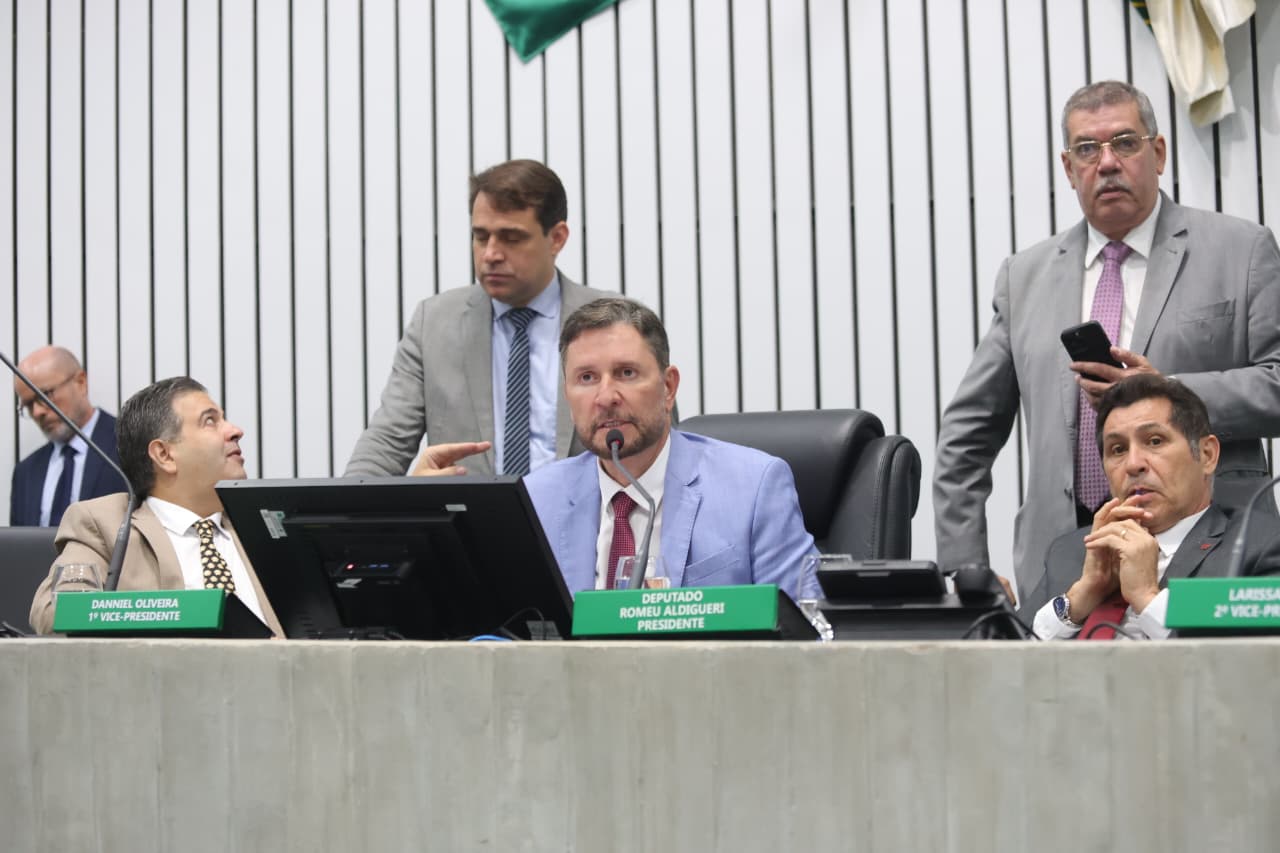 Alece aprova criação de 2 mil cargos para a Seduc e mais quatro projetos do Executivo