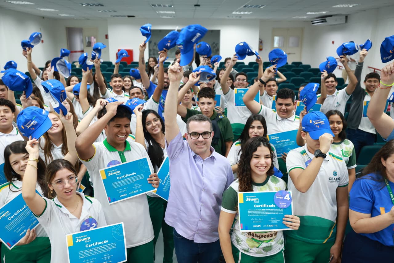 Presidente da Unipace, deputado Simão Pedro, em atividade do Parlamento Jovem