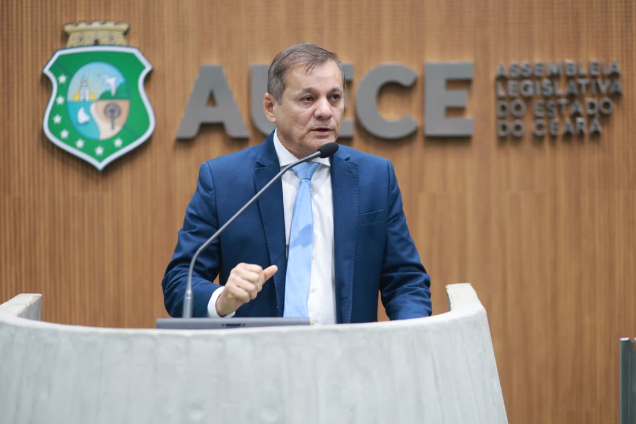 Deputado Firmo Camurça (União)