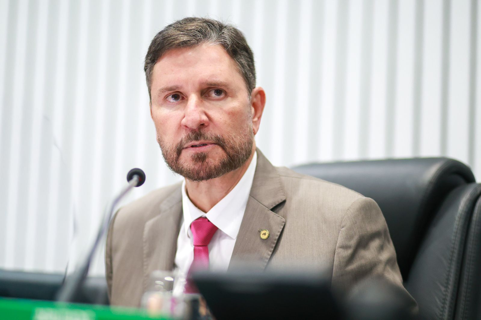 Alece anuncia Cid Gomes e Camilo Santana como agraciados com a Medalha Virgílio Távora