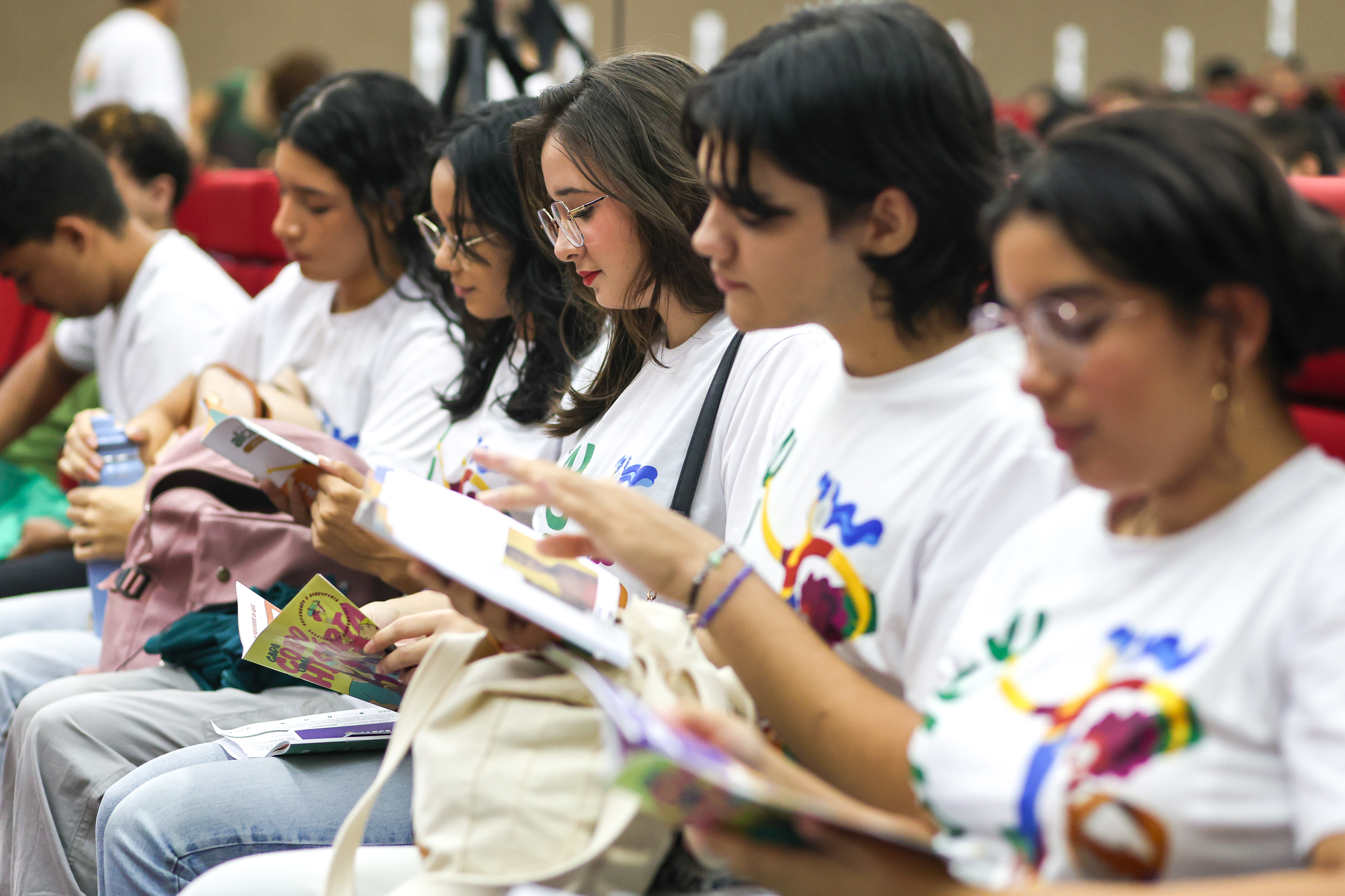 Os estudantes receberam um exemplar com reflexões sobre diversidade corporal