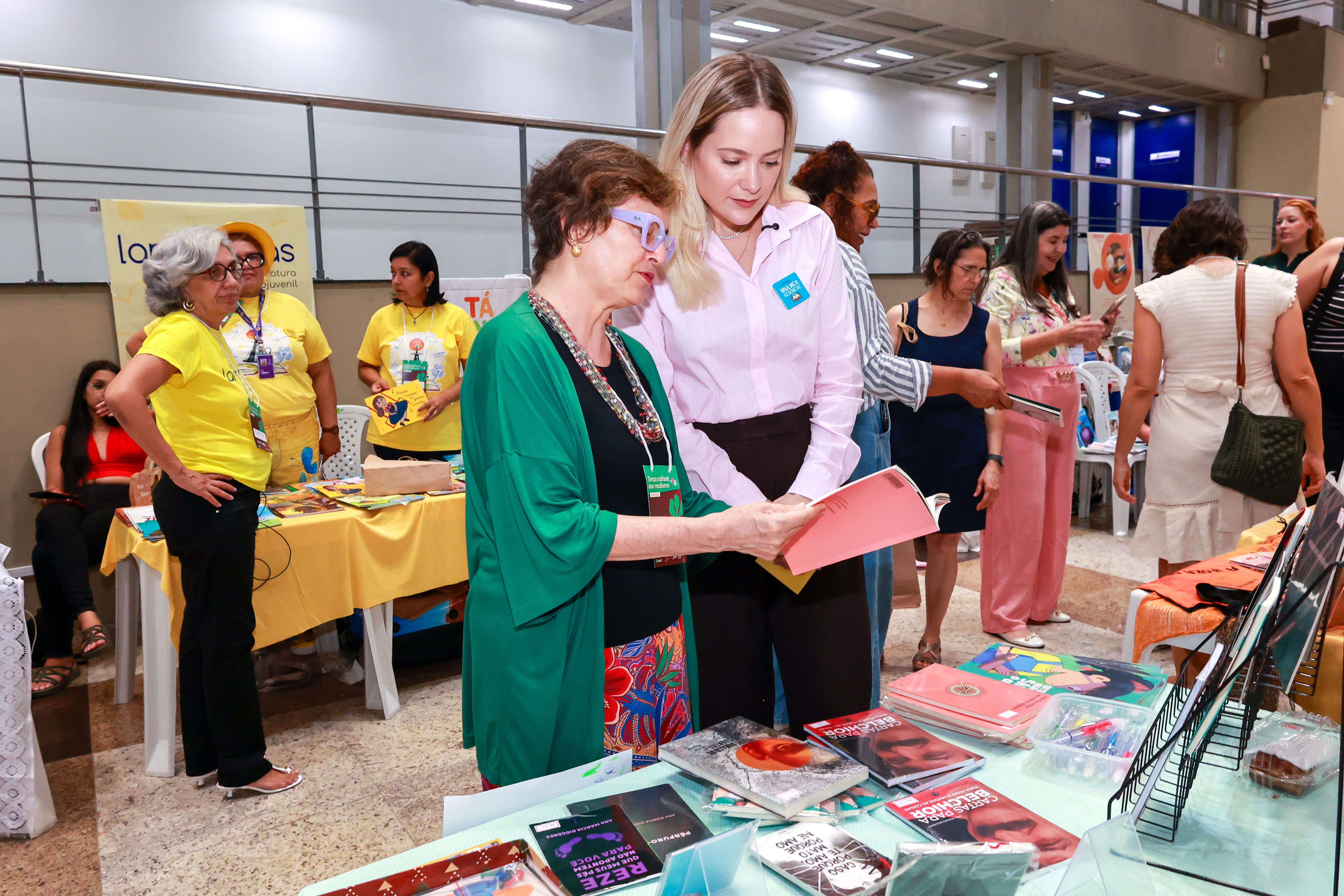 A primeira-dama do Parlamento, Tainah Marinho Aldigueri, prestigiou a veia literária de escritoras cearenses