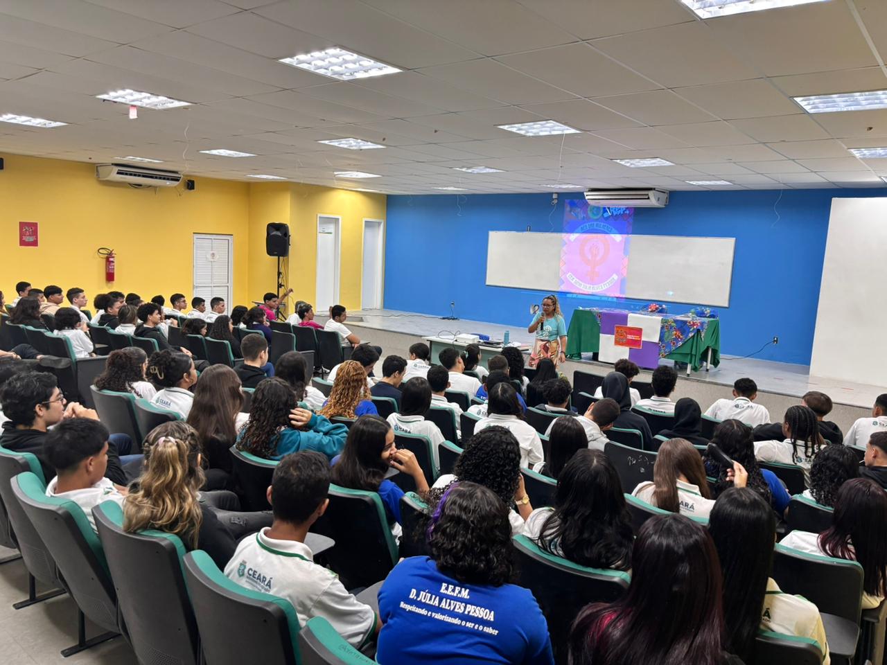 Encruza nas Escolas: Comitê da Alece dialoga com estudantes de ensino médio sobre violência de gênero