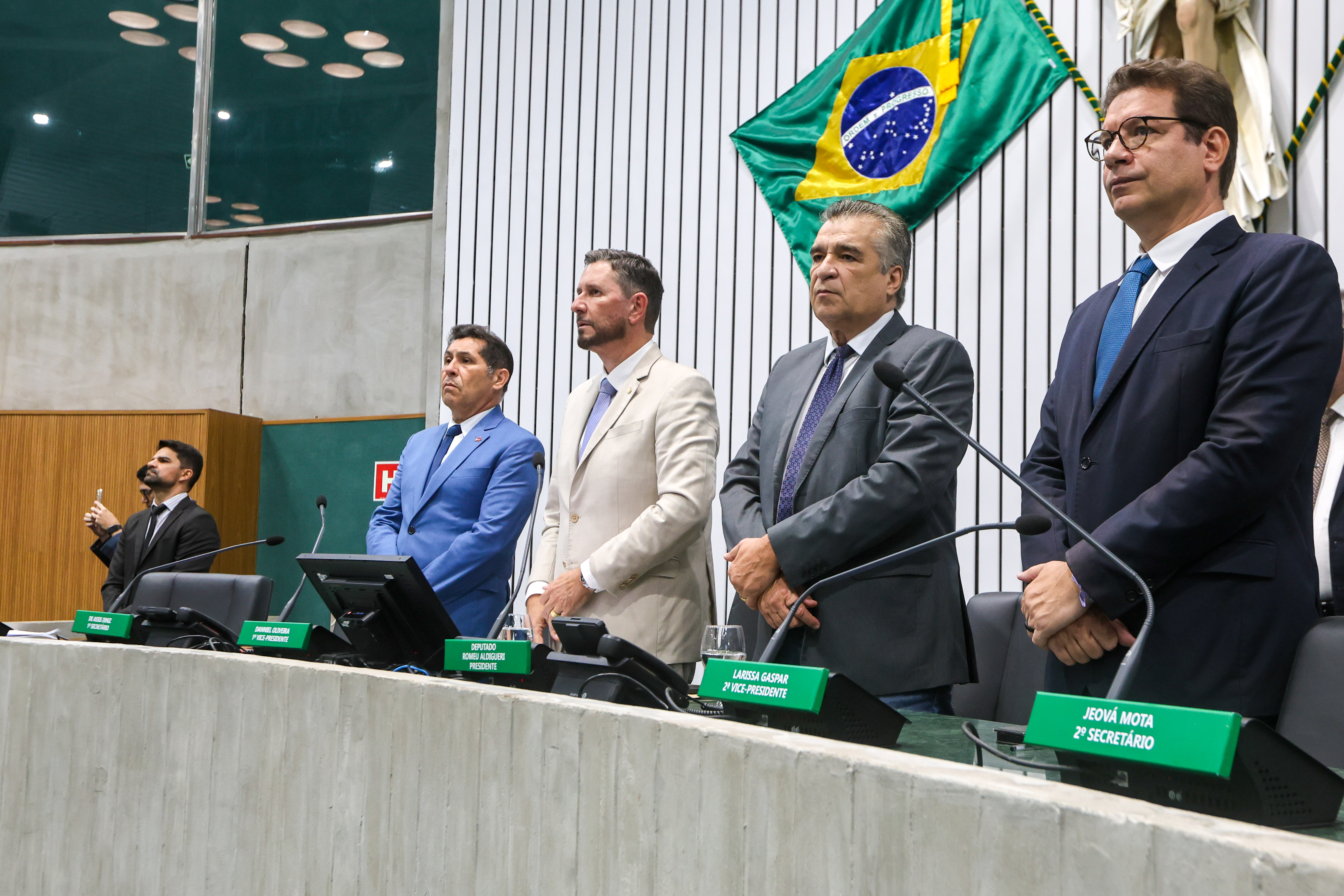 Alece presta minuto de silêncio em homenagem ao ex-deputado federal Ariosto Holanda