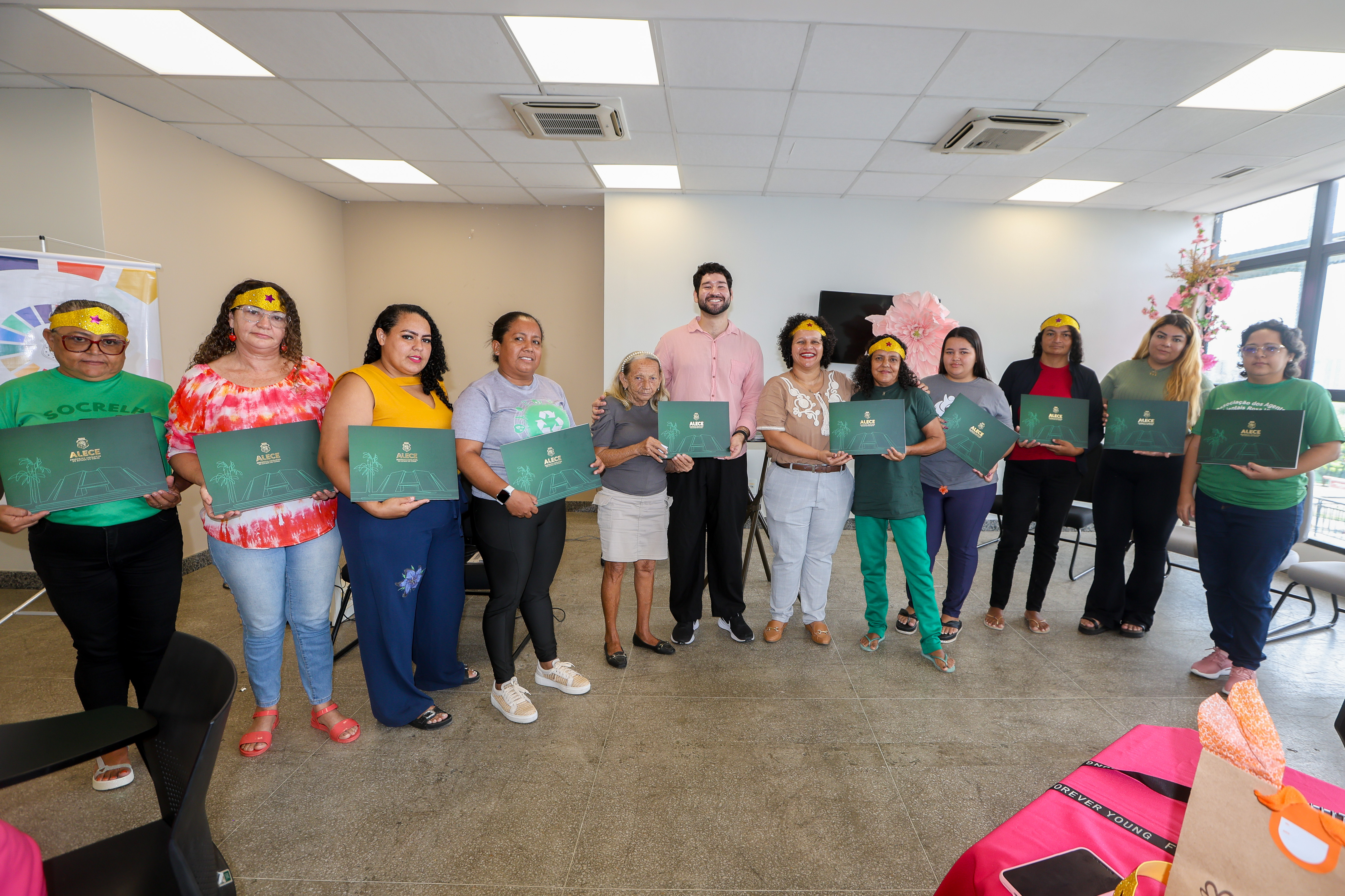 Comitê da Alece reconhece atuação de catadoras em evento do Mês da Mulher