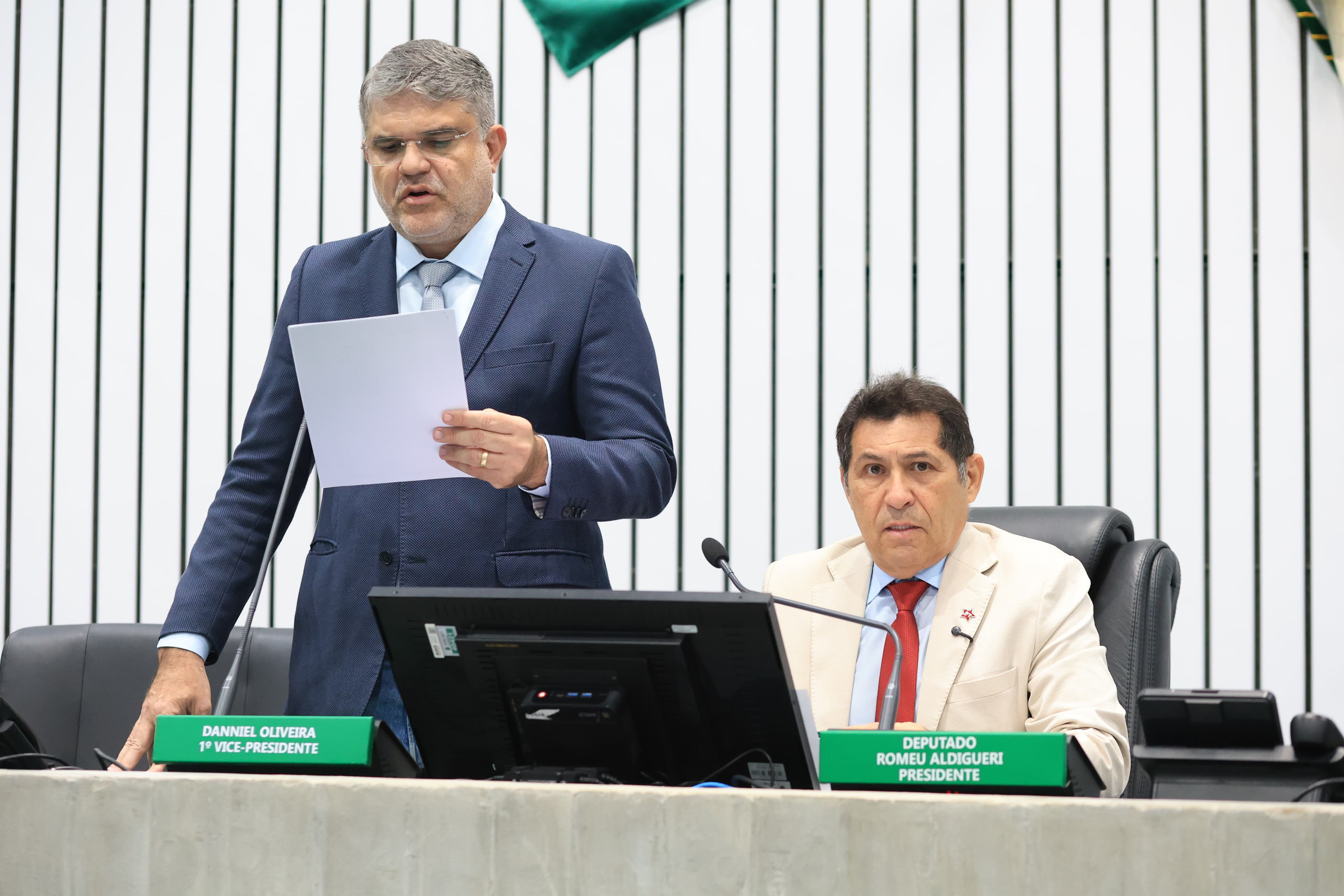 A leitura das matérias foi realizada pelo deputado Leonardo Pinheiro (Progressistas)