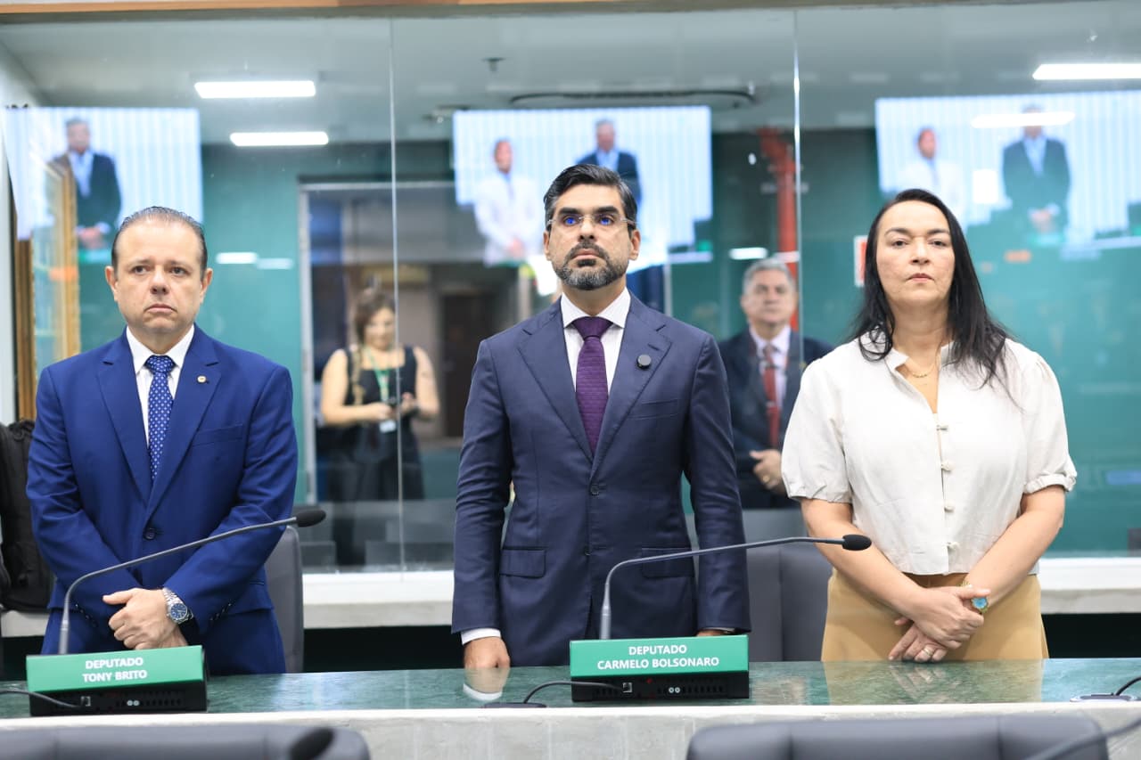 Alece presta minuto de silêncio em homenagem ao professor Assis de Souza Filho