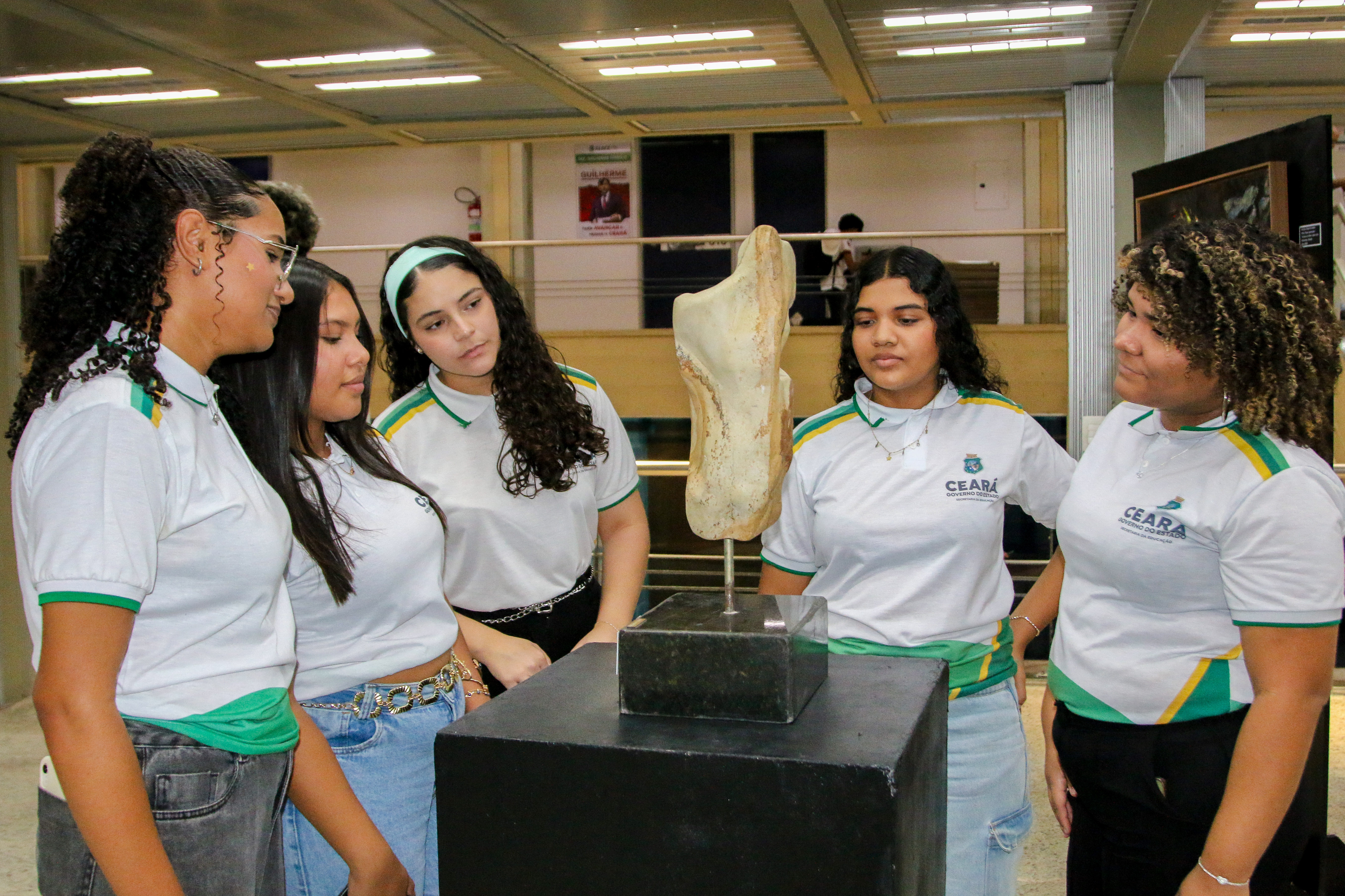 Alunos da EEMTI Raimundo Tomaz conheceram a exposição Reflexos