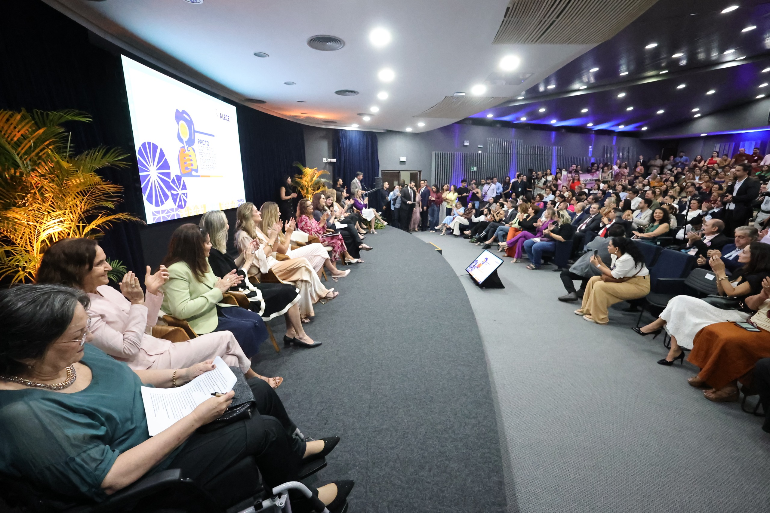 Representantes de diversas instituições compareceram à assinatura do pacto