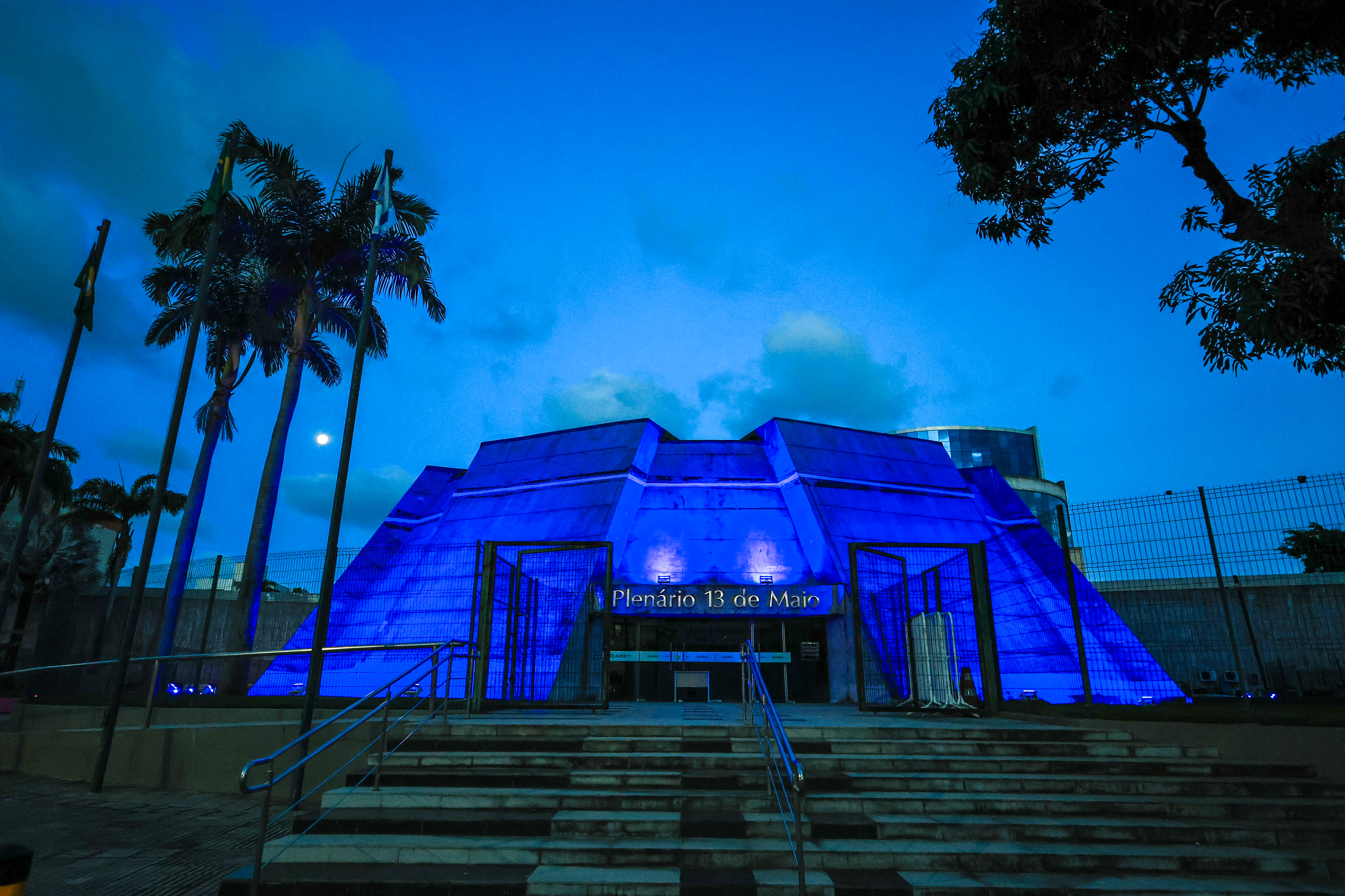 Durante todo o mês de abril, a fachada do Plenário 13 de Maio ficará iluminada para conscientizar a população sobre o Transtorno do Espectro Autista