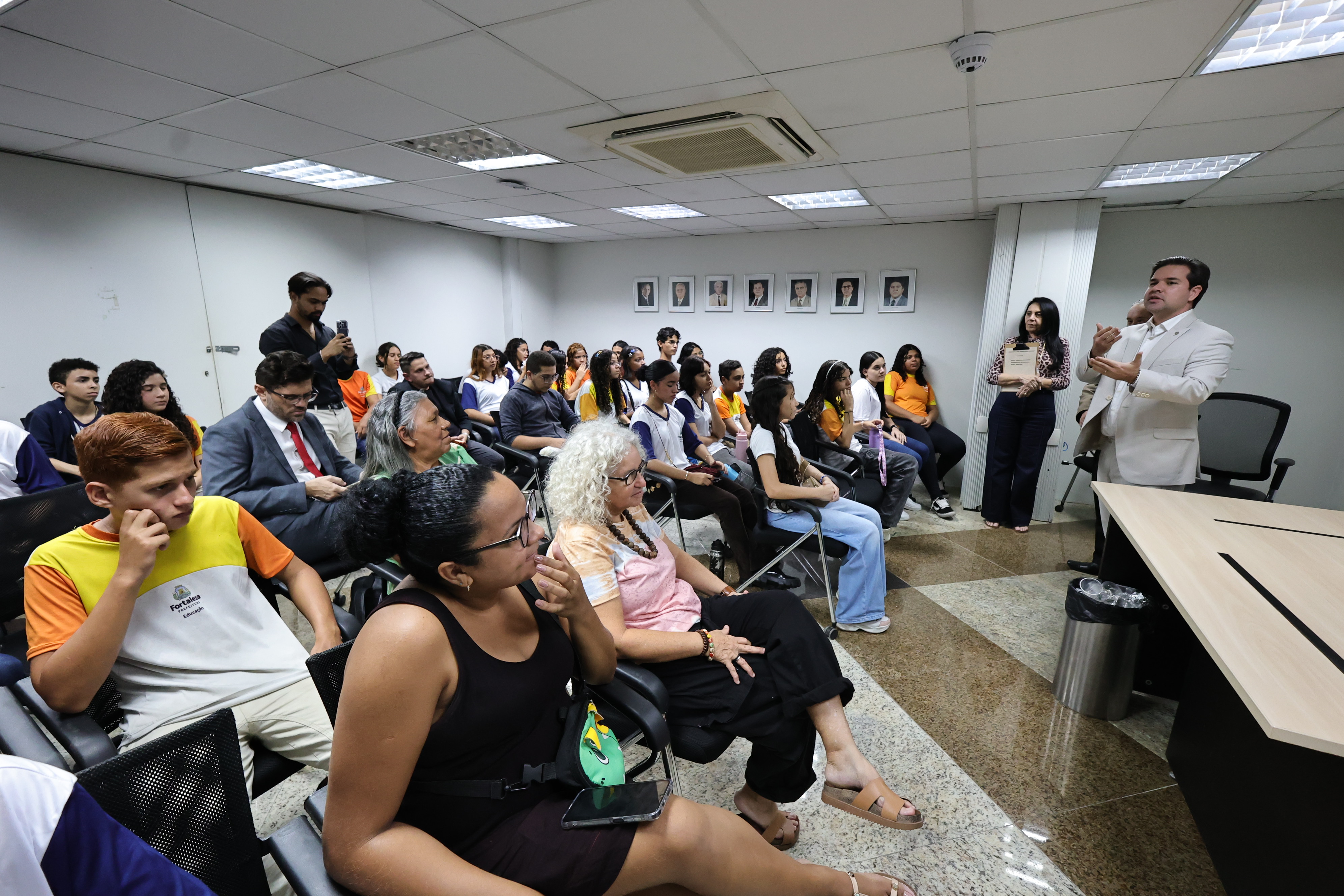 Alunos de escolas dos bairros Messejana e Vicente Pinzón conhecem a Alece nesta quinta