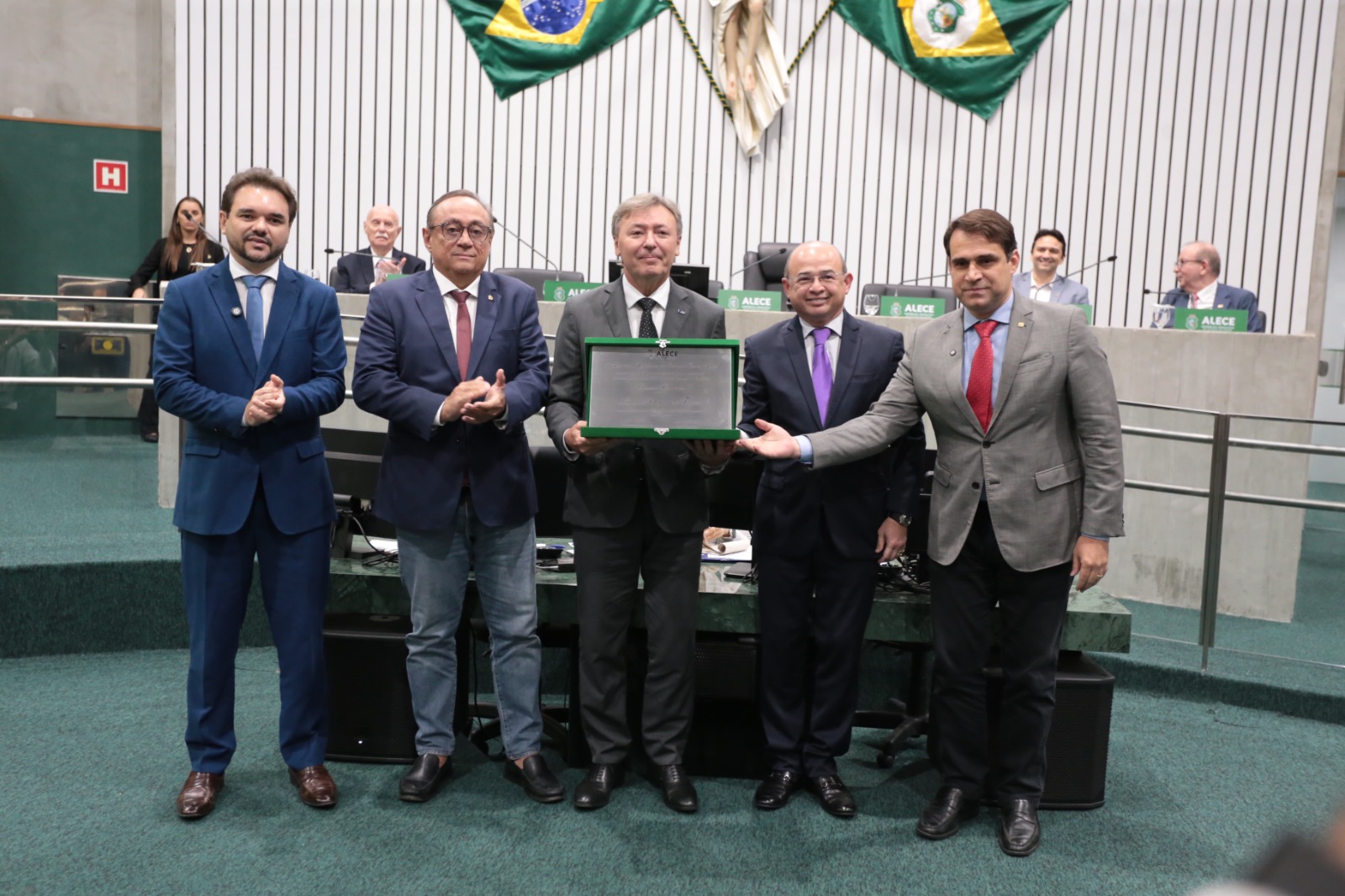 Trajetória de Maurício Filizola é exaltada em solenidade de entrega de Título de Cidadão Cearense na Alece