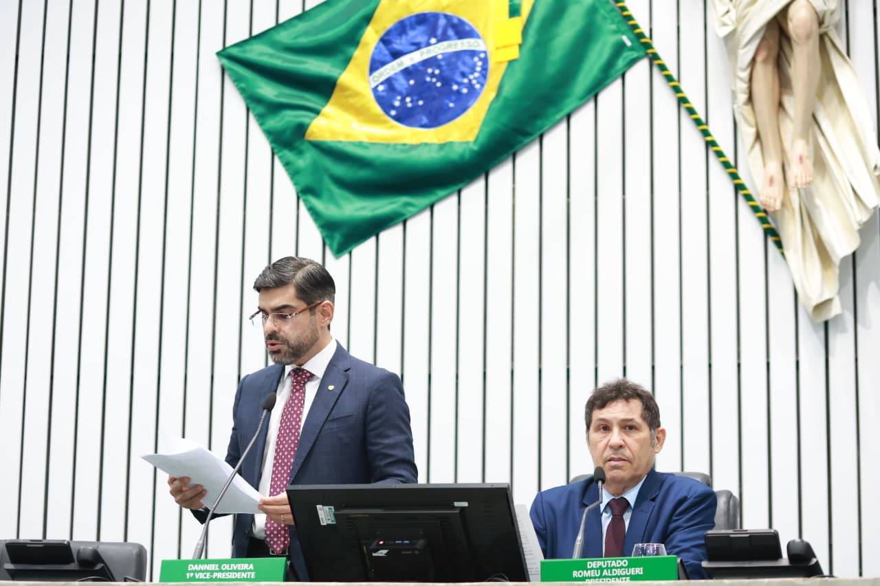 A leitura das proposições foi realizada pelo deputado Queiroz Filho (PSDB)