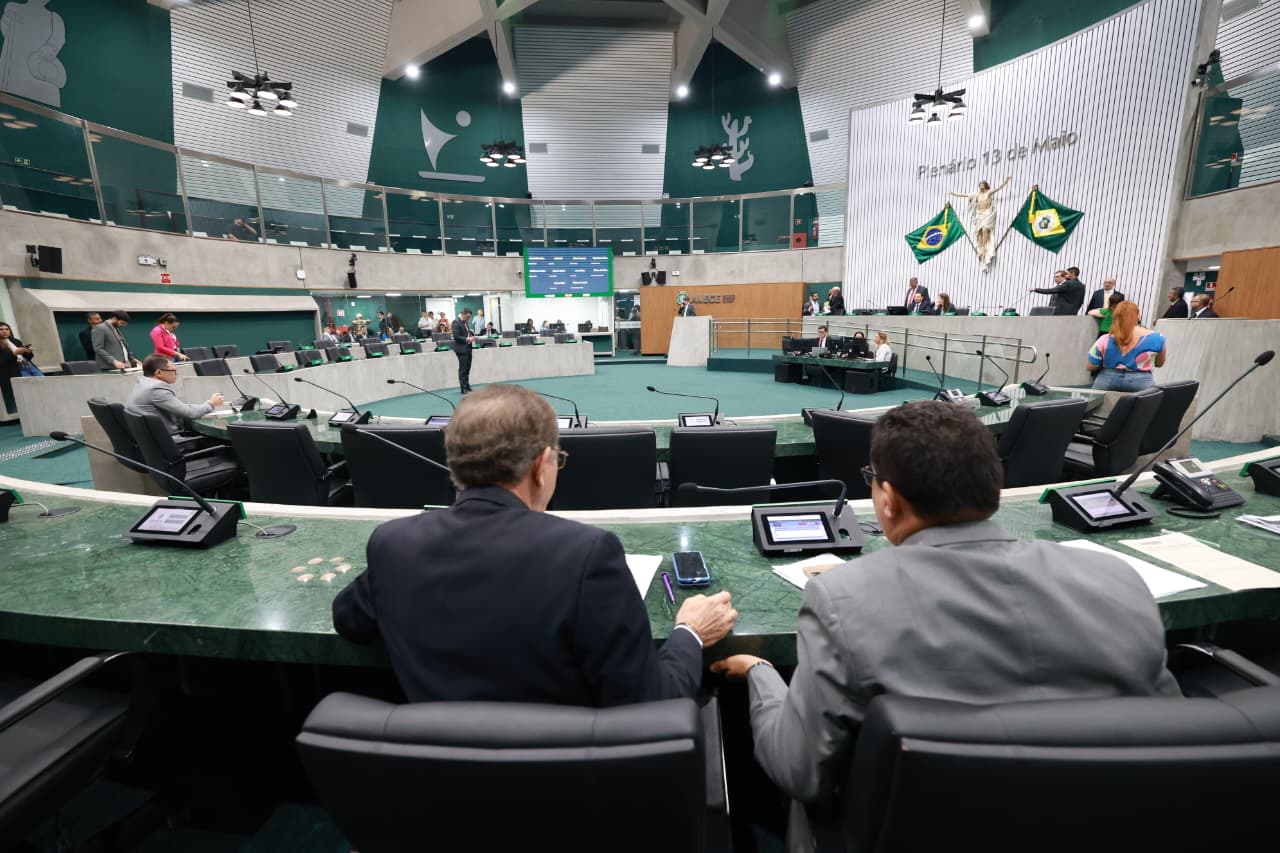 Deputados comentam votação do Senado e convocam para atos do Dia do Trabalhador