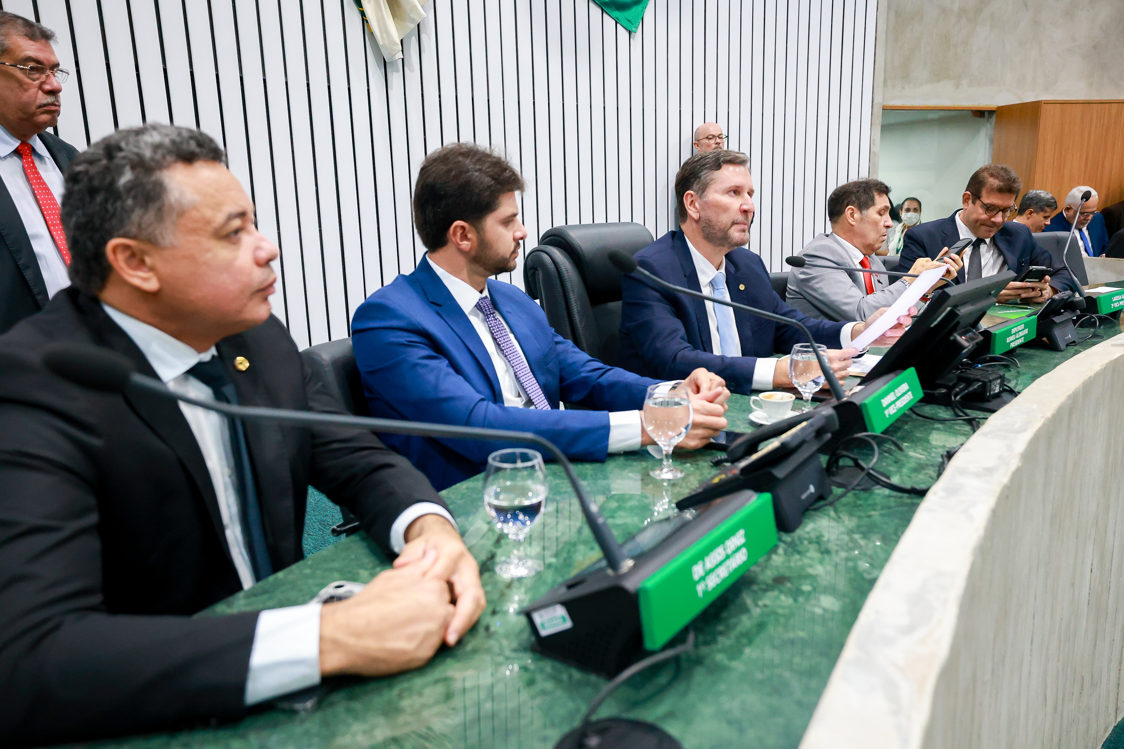 Alece aprova criação da Medalha Ariosto Holanda e outros dois projetos