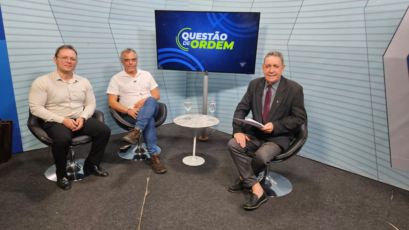 Os professores Reynaldo Aragon (à esquerda) e Igor Paim (centro) com o jornalista Renato Abreu