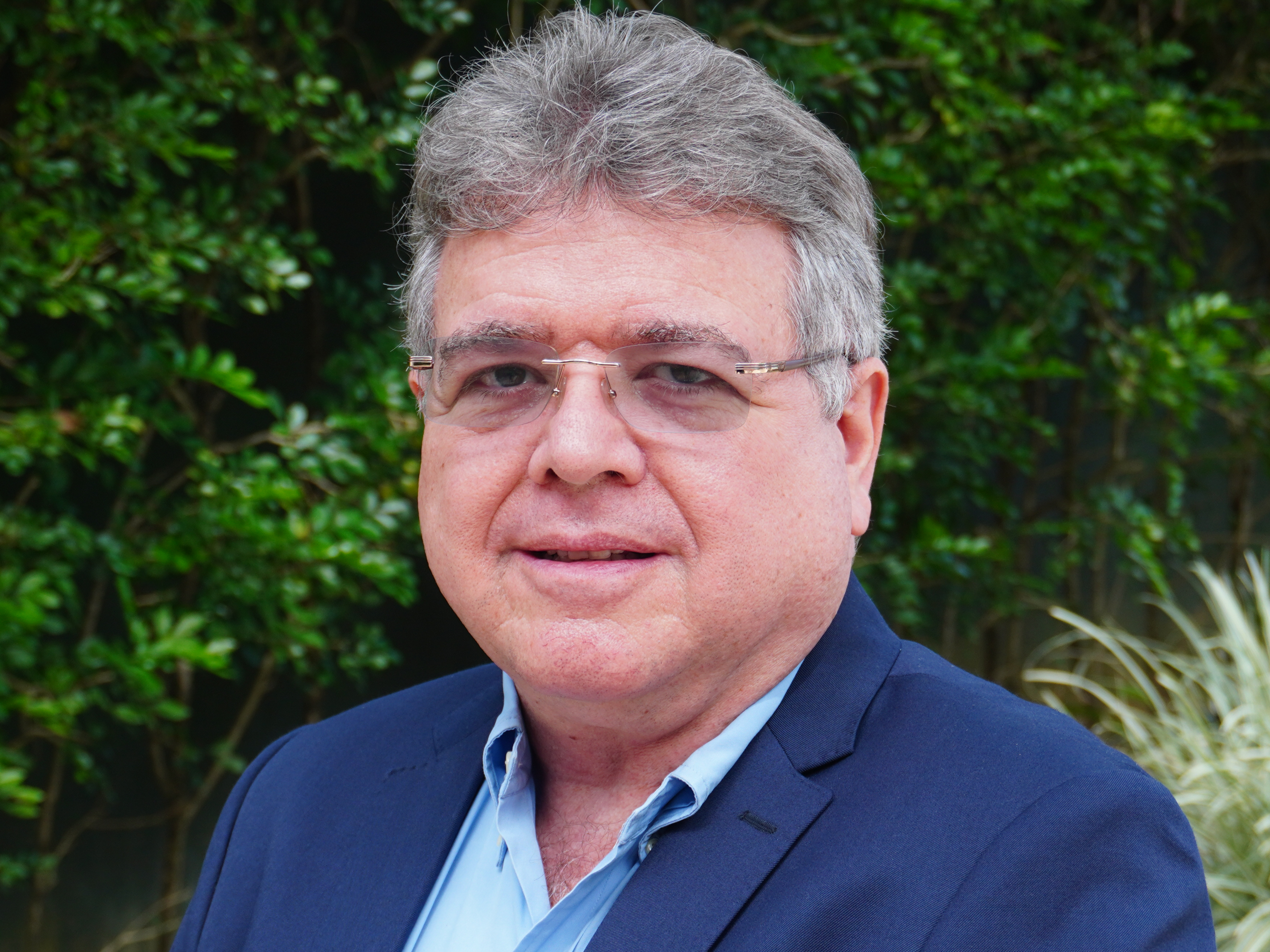 Alece homenageia reitor da Unichristus com Medalha João Otávio Lobo