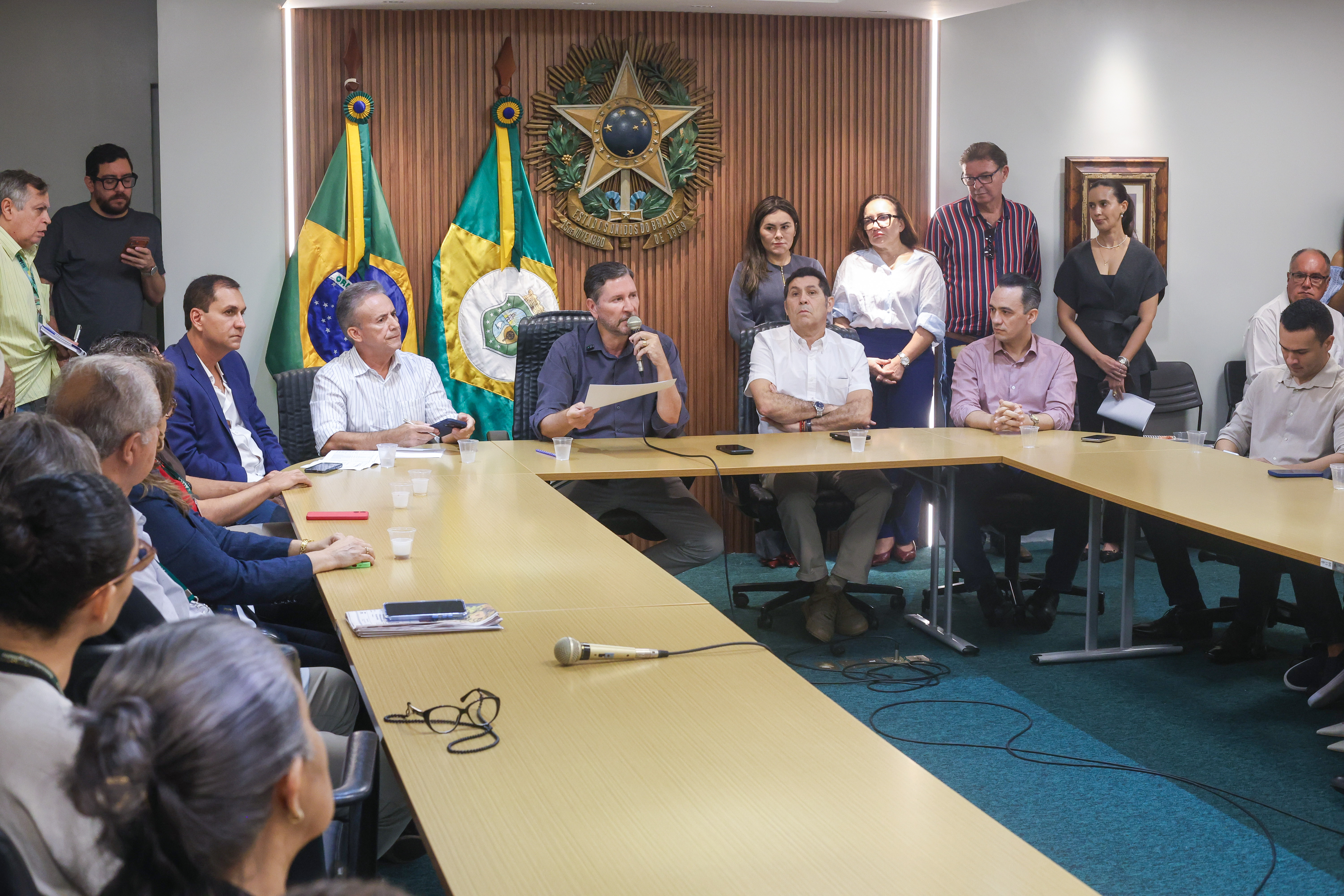 Alece anuncia início da implementação da carga de 40 horas semanais para servidores