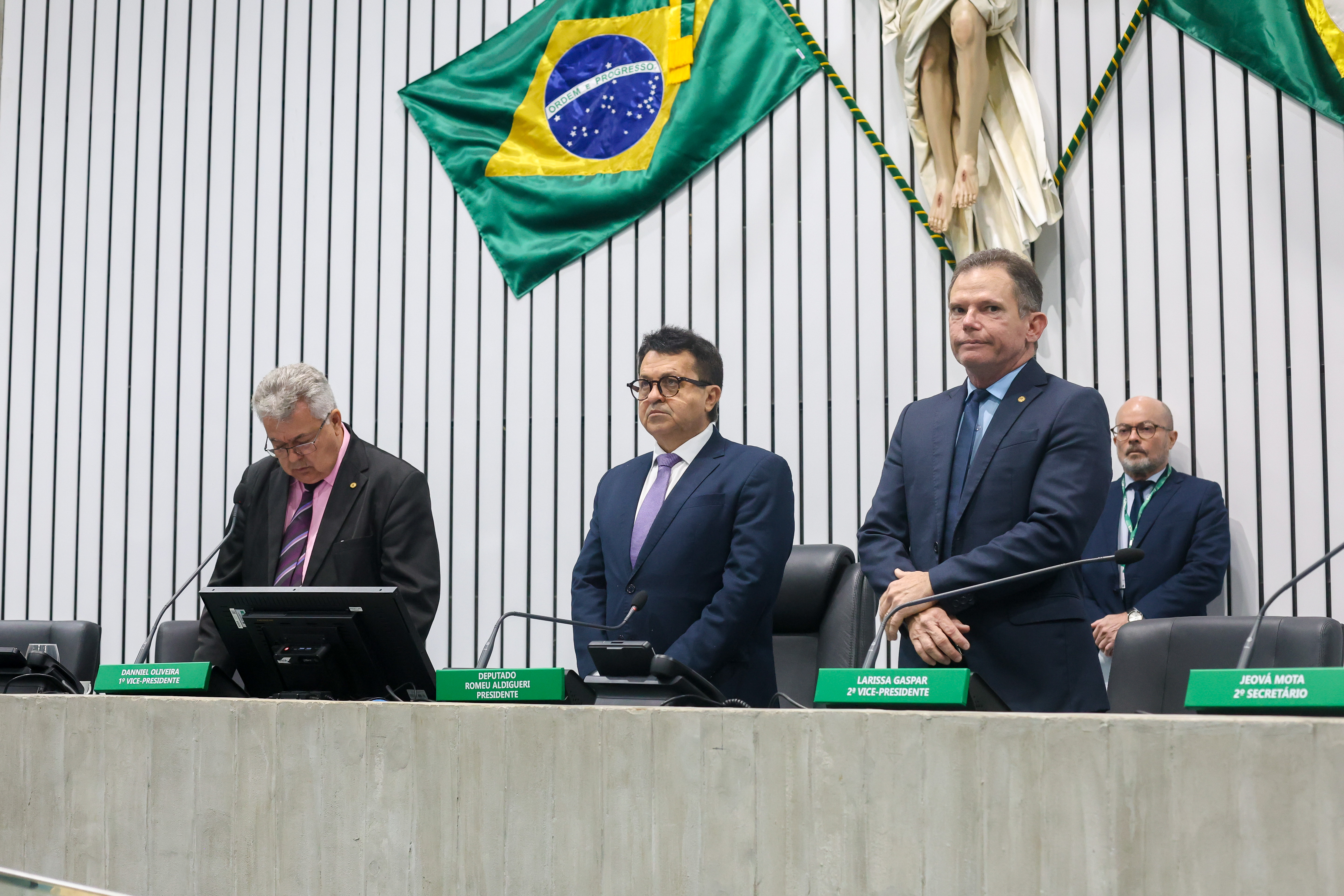 Alece levanta sessão plenária em homenagem ao ex-deputado Paulo Duarte