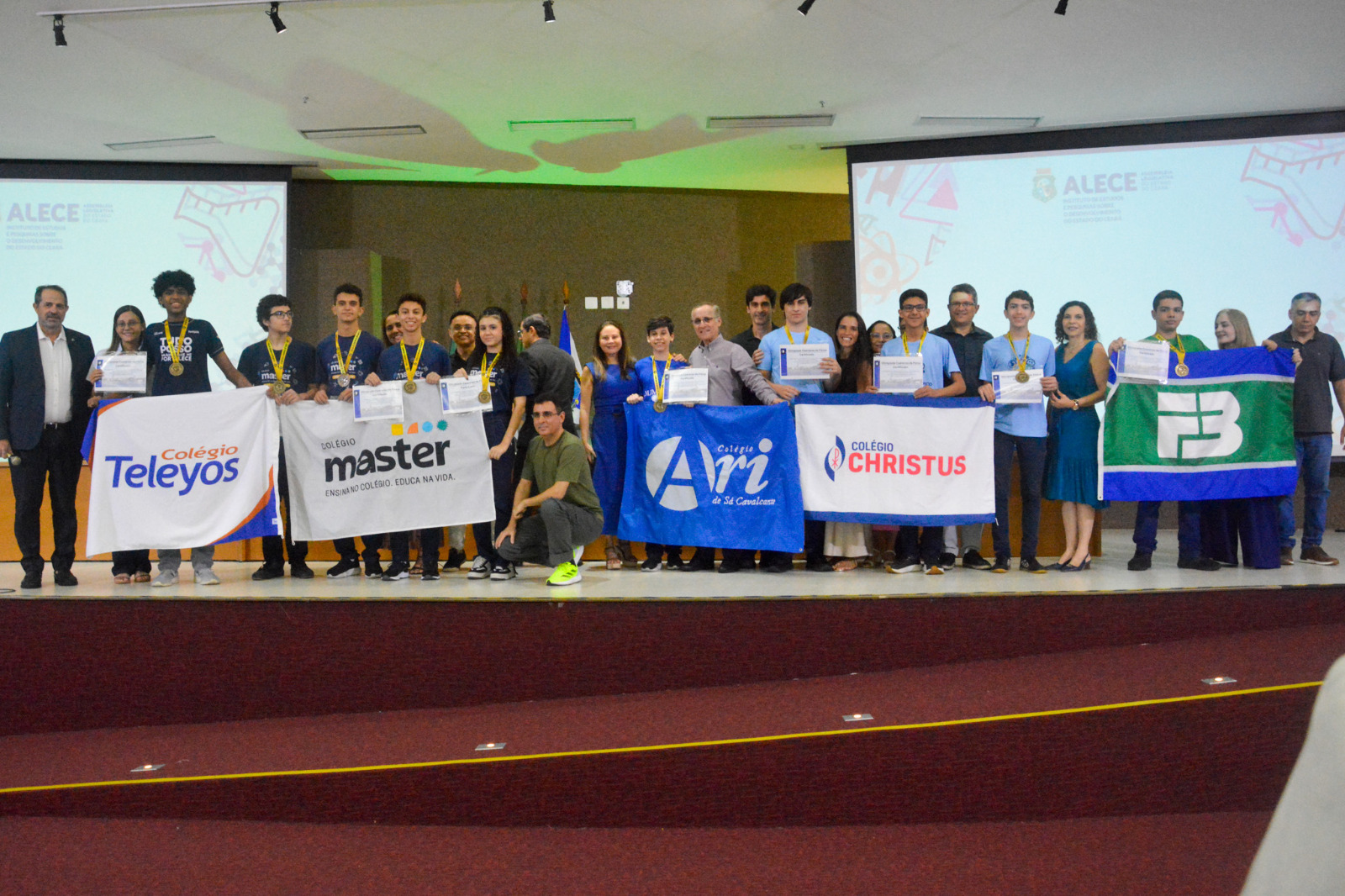 Alece celebra conquista de estudantes medalhistas nas olimpíadas de Física