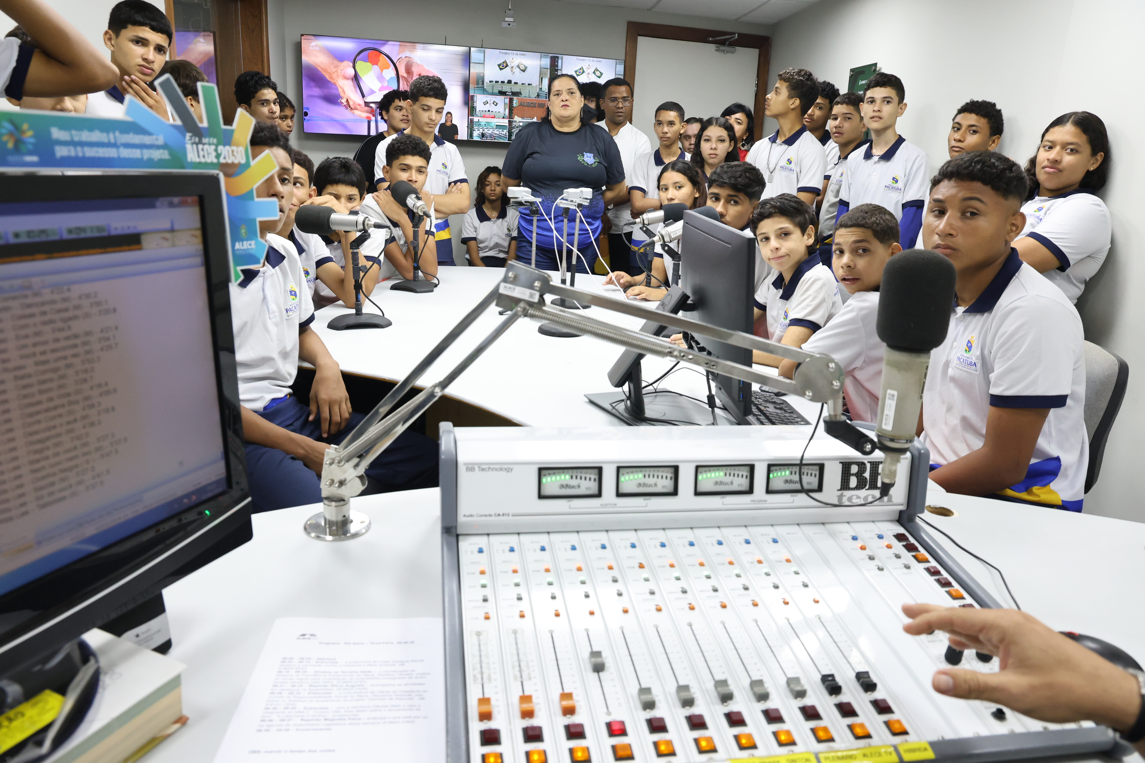 Alunos da Escola Manoel Roseno Freire conheceram o estúdio da Alece FM.