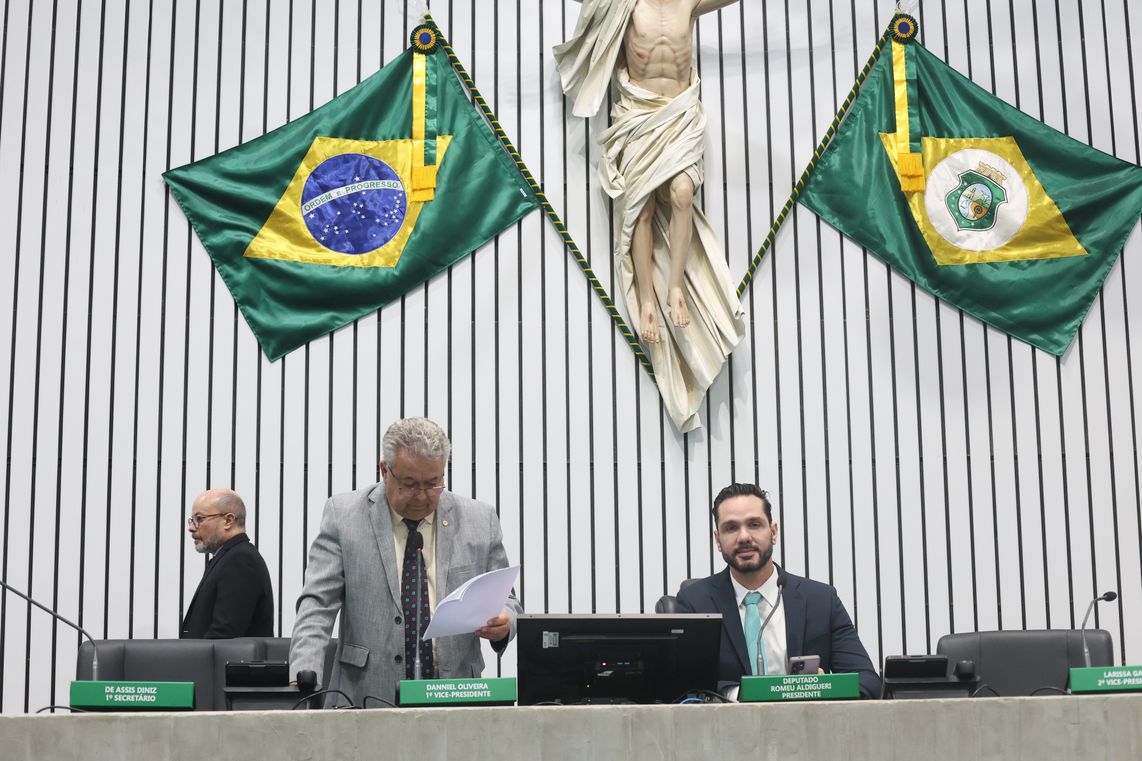 A leitura das matérias foi realizada pelo deputado Tomaz Holanda (Mobiliza)
