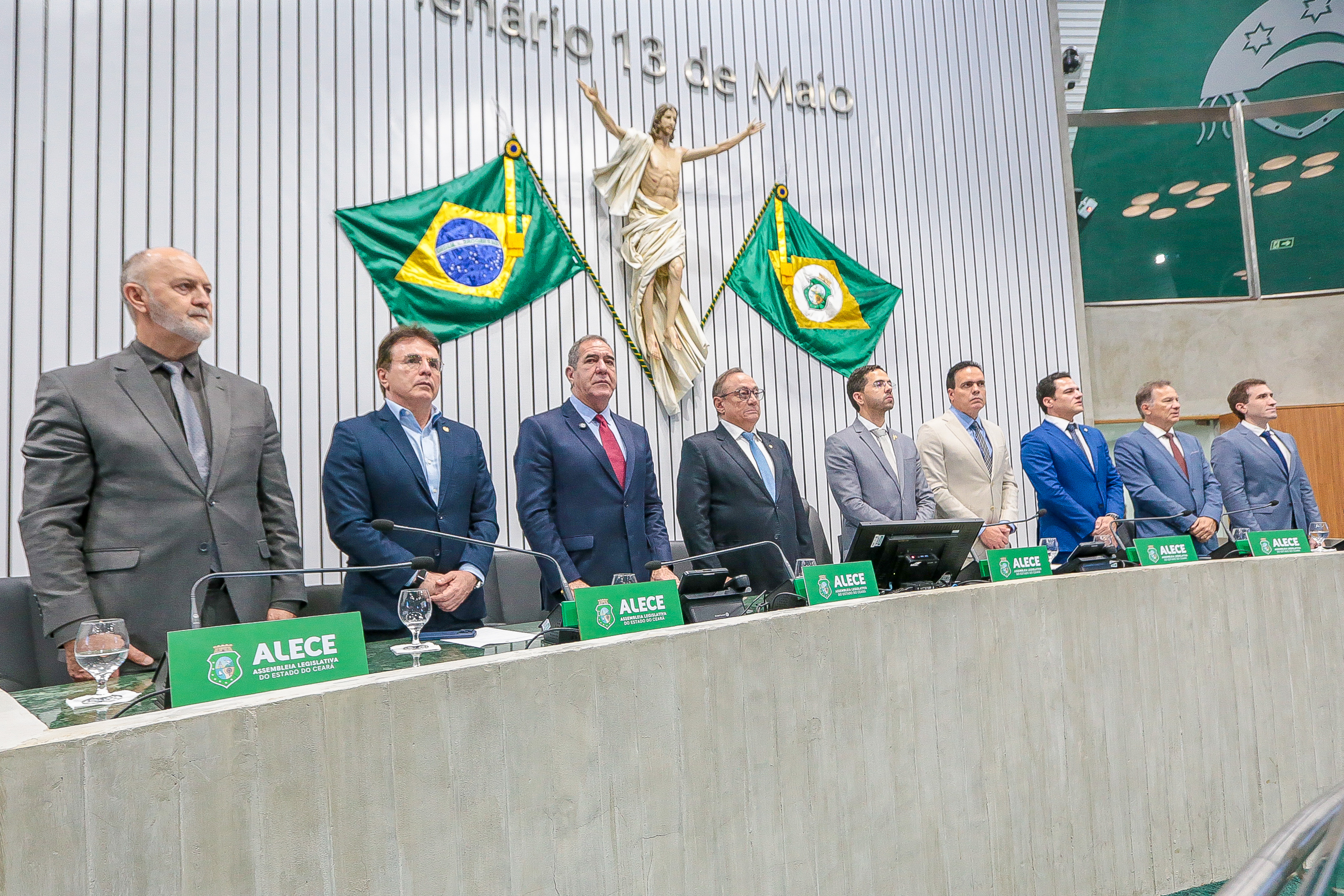 Sessão solene foi realizada no Plenário 13 de Maio