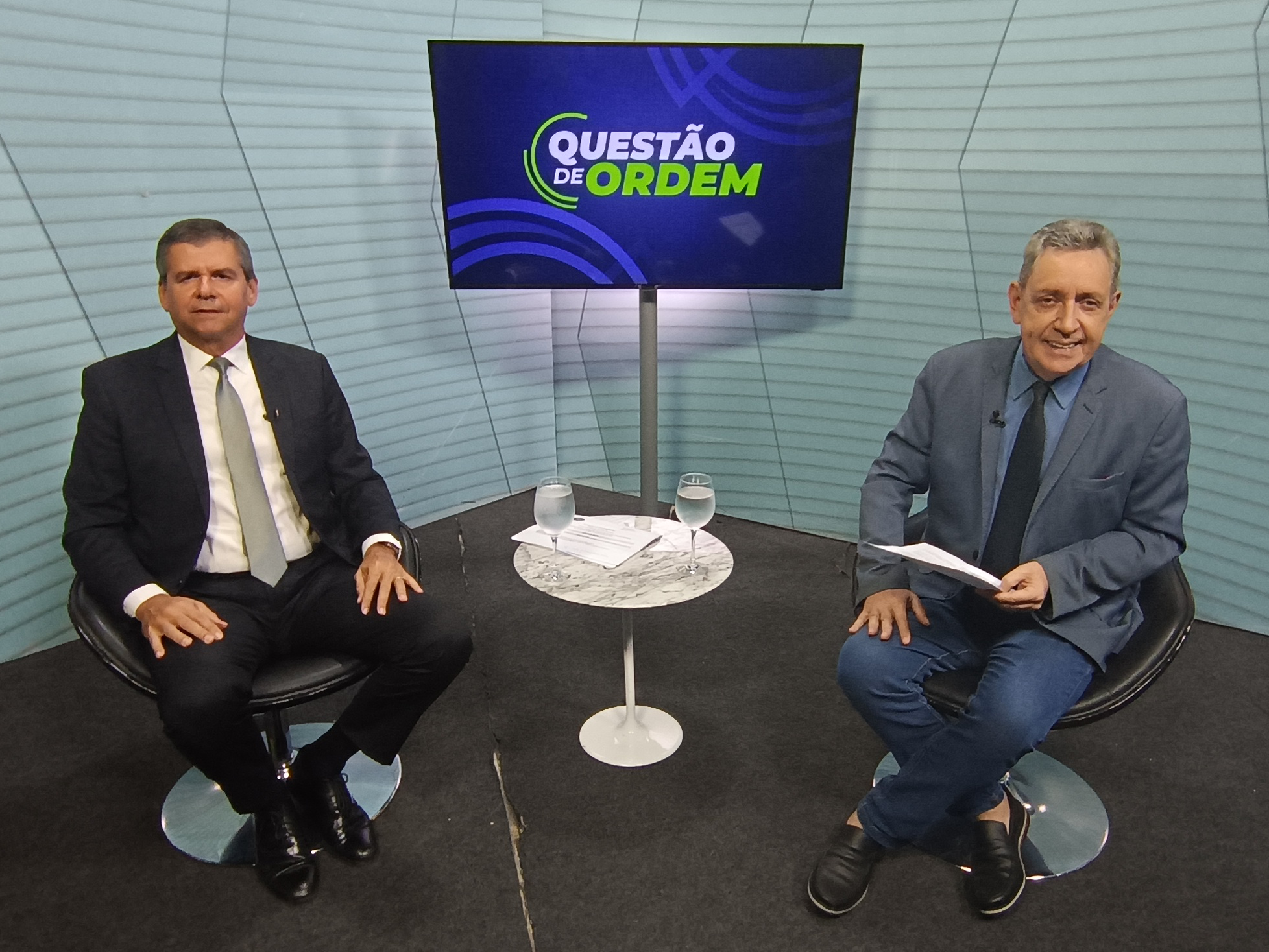 Coordenador técnico do Seminário Gestores Públicos - Prefeitos 2026, Juraci Muniz (à esquerda) e o jornalista Renato Abreu (à direita)