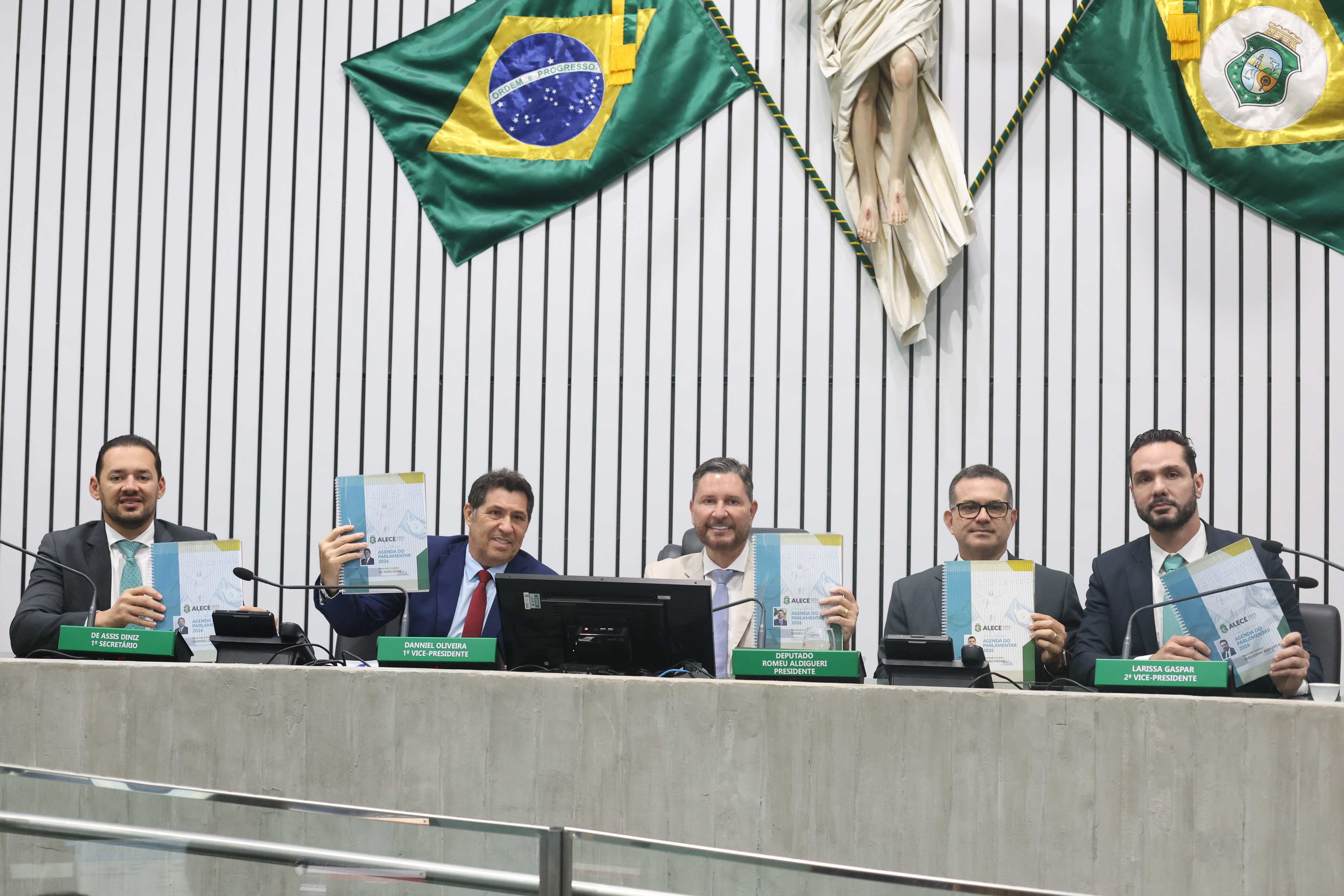 Presidente Romeu Aldigueri entrega Agenda Parlamentar 2026 aos deputados da Alece