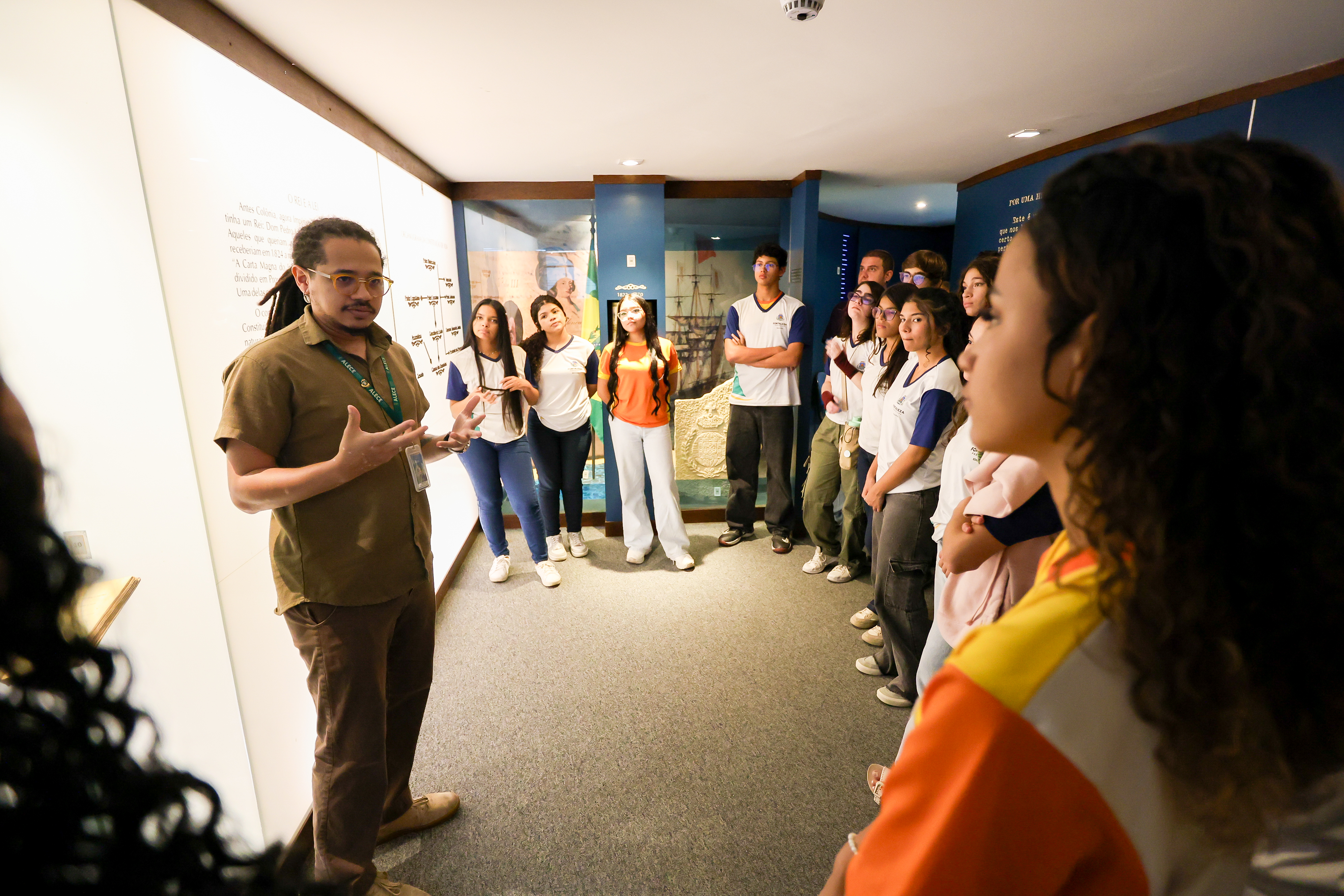 Estudantes atentos à palestra sobre a história da política no Brasil e no Ceará