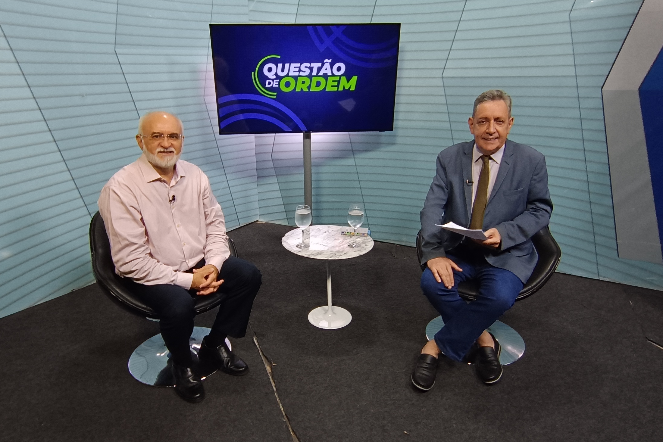 O professor Casemiro Campos (à esquerda) e o jornalista Renato Abreu (à direita))