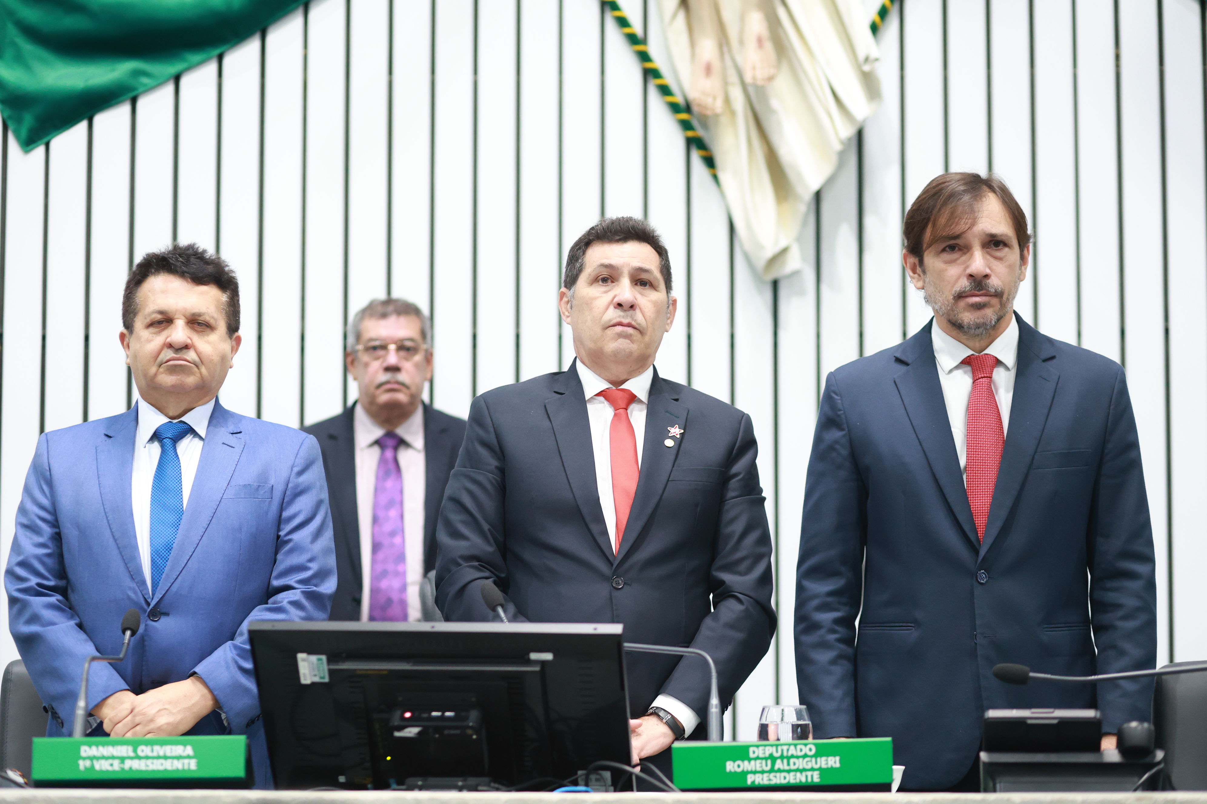 Deputados prestam minuto de silêncio pelas mortes de Cid Carvalho e Antônio Silva de Holanda