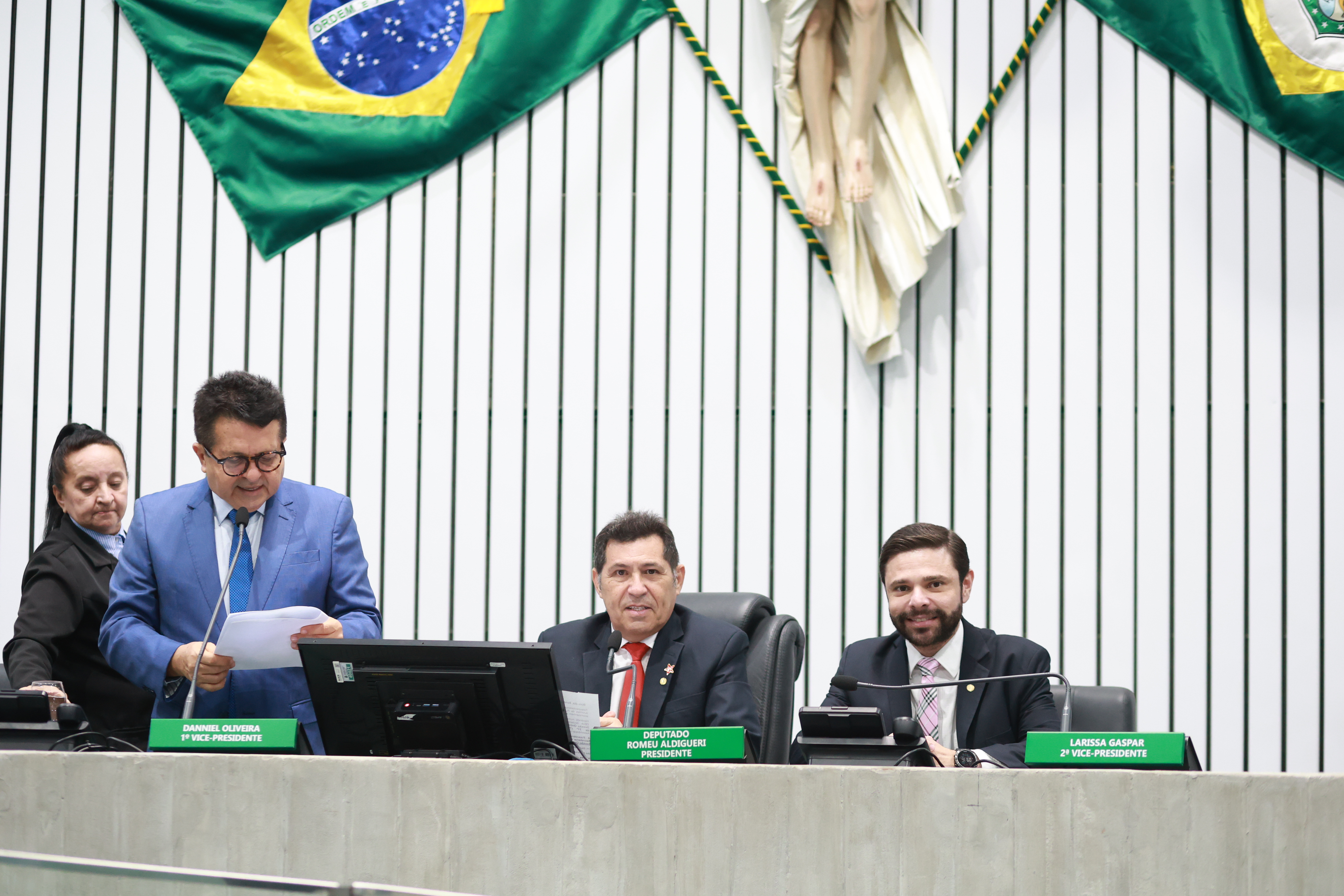 Projetos do Executivo e de deputados iniciam tramitação na Alece nesta terça