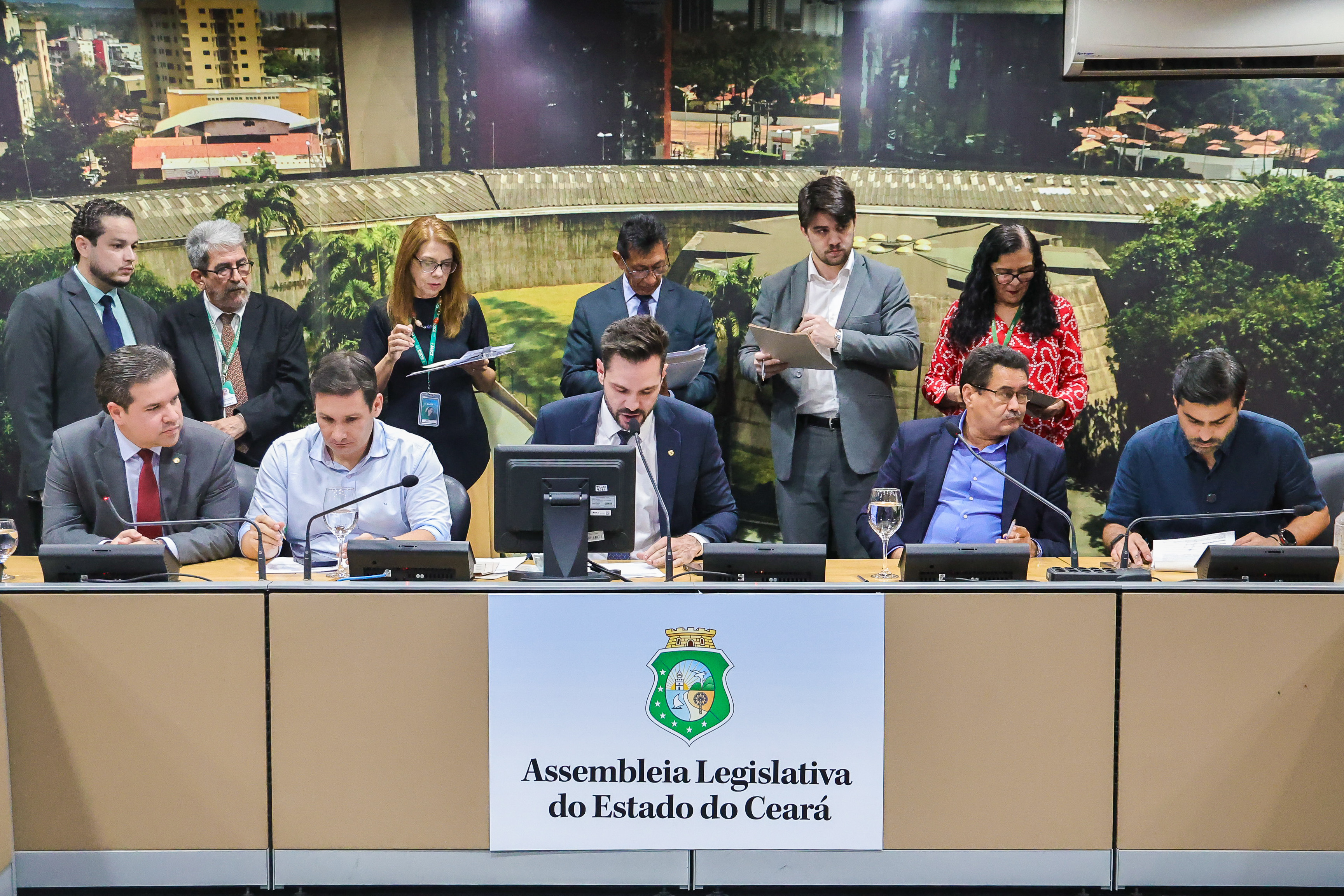 Comissões aprovam 14 projetos e um requerimento de audiência pública