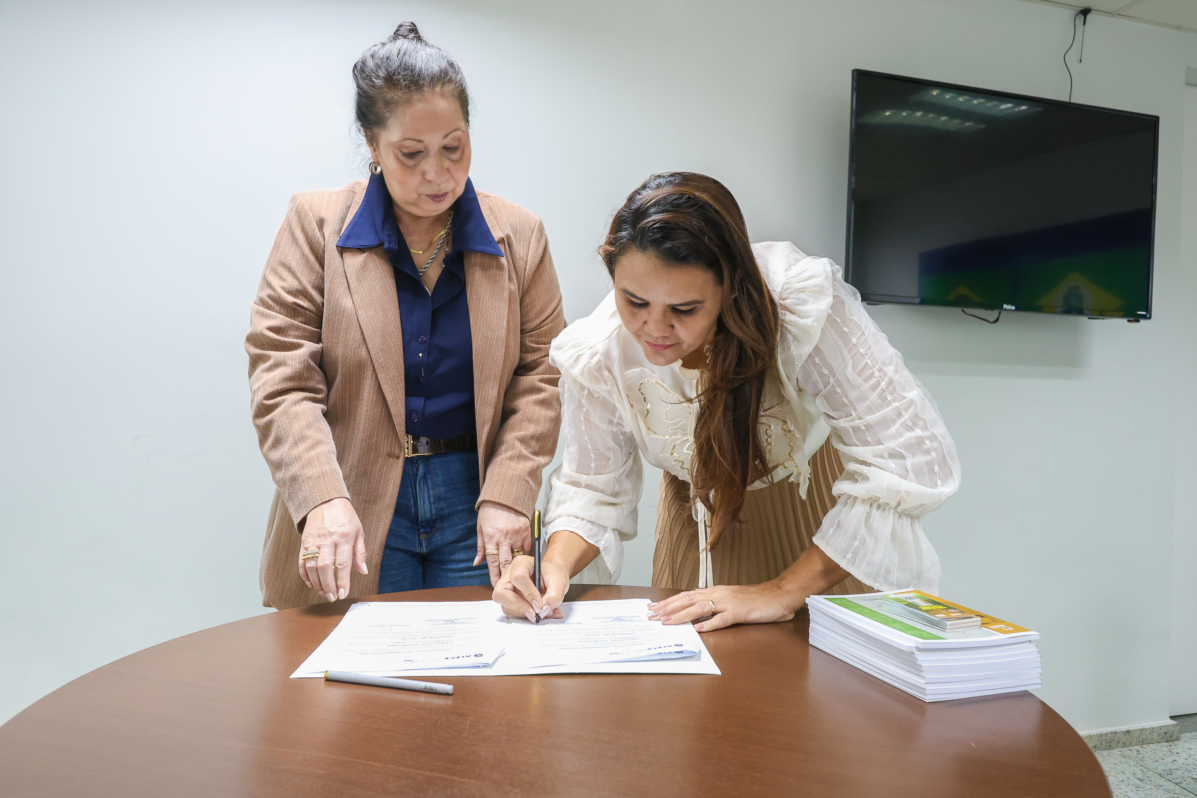 Procon Alece formaliza acordos de cooperação com municípios de Hidrolândia e Morrinhos
