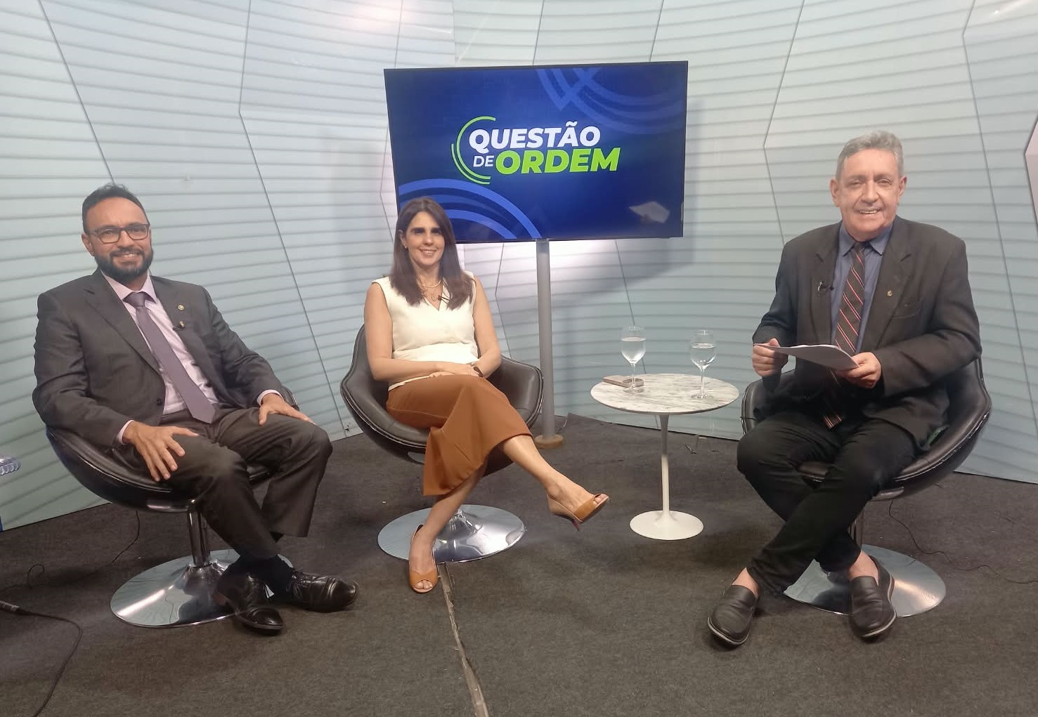 O subdefensor geral Leandro Bessa e a defensora pública Jeritza Braga em entrevista ao jornalista Renato Abreu.
