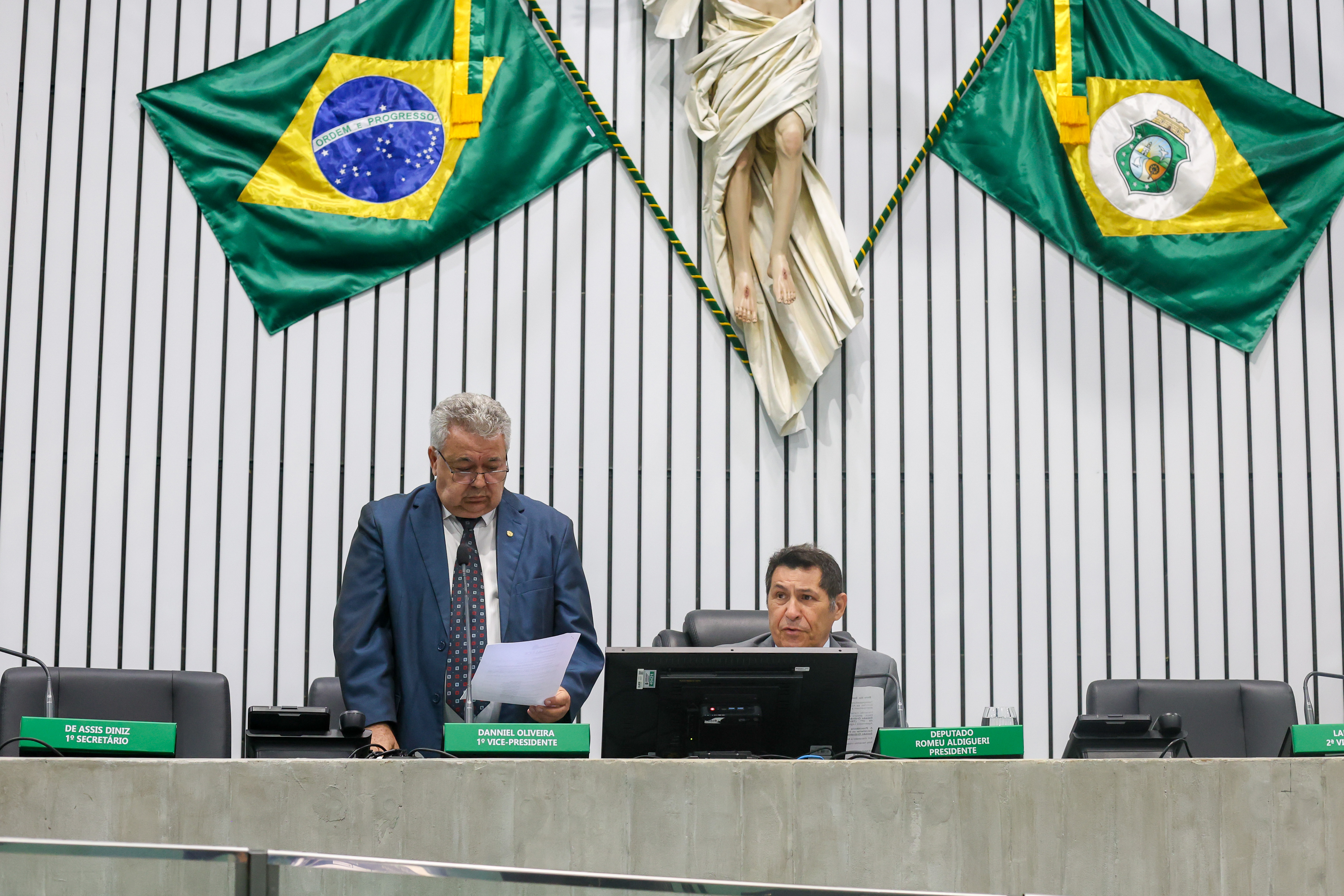 A leitura das matérias foi realizada pelo deputado Tomaz Holanda (Mobiliza)