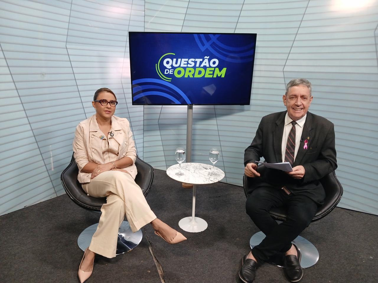 A professora Flávia Ferreira (à esquerda) e o jornalista Renato Abreu (à direita)