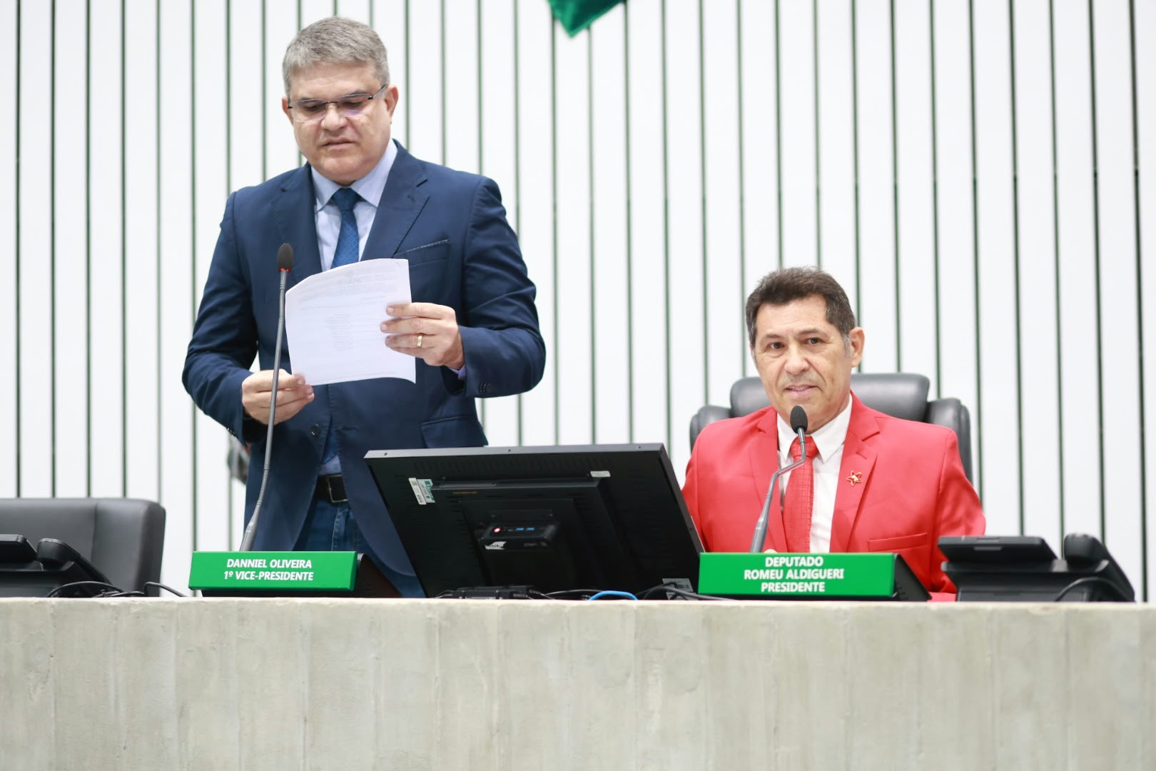 A leitura das matérias foi realizada pelo deputado Leonardo Pinheiro (PSB)