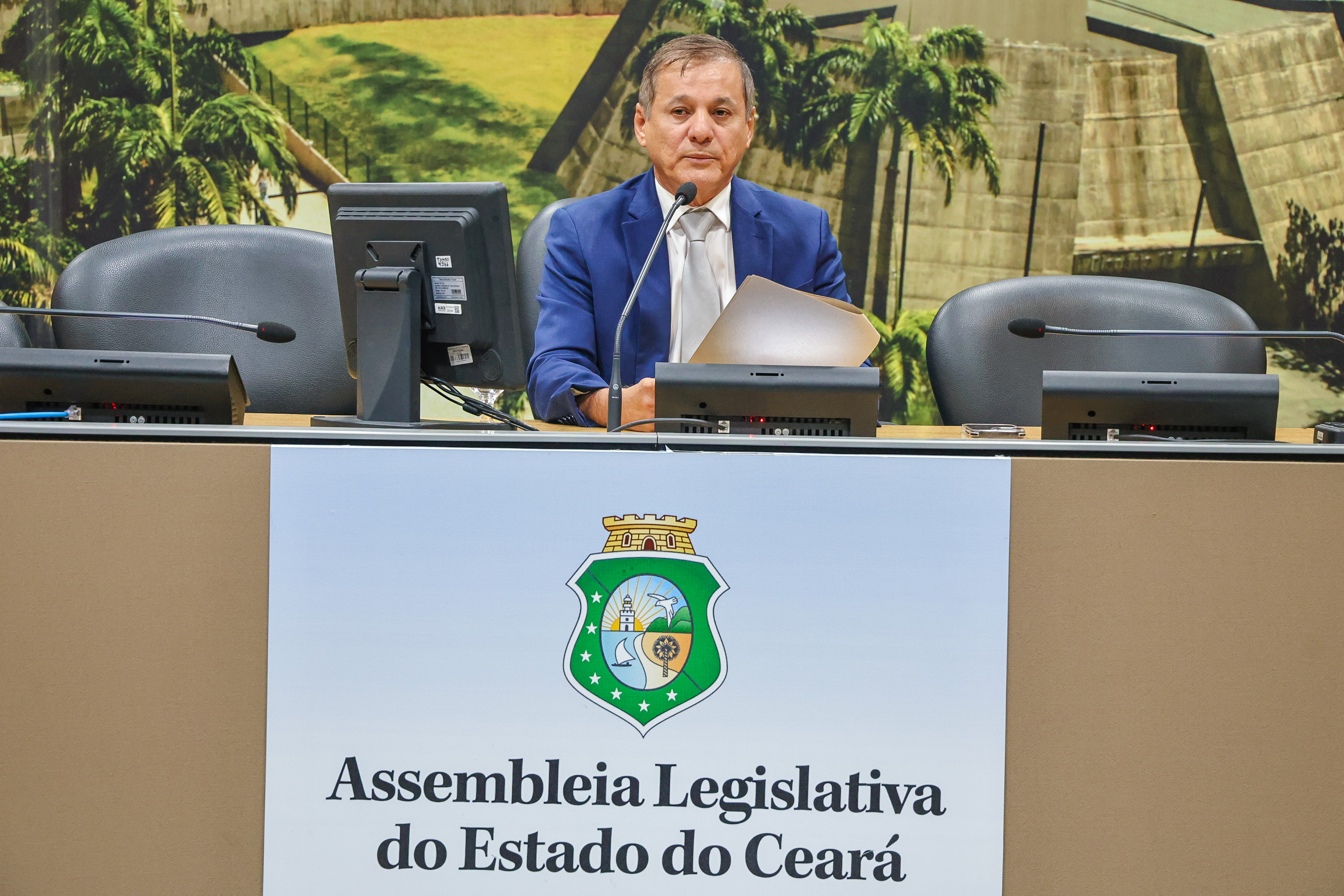 A reunião foi presidida pelo deputado Firmo Camurça (PSD).