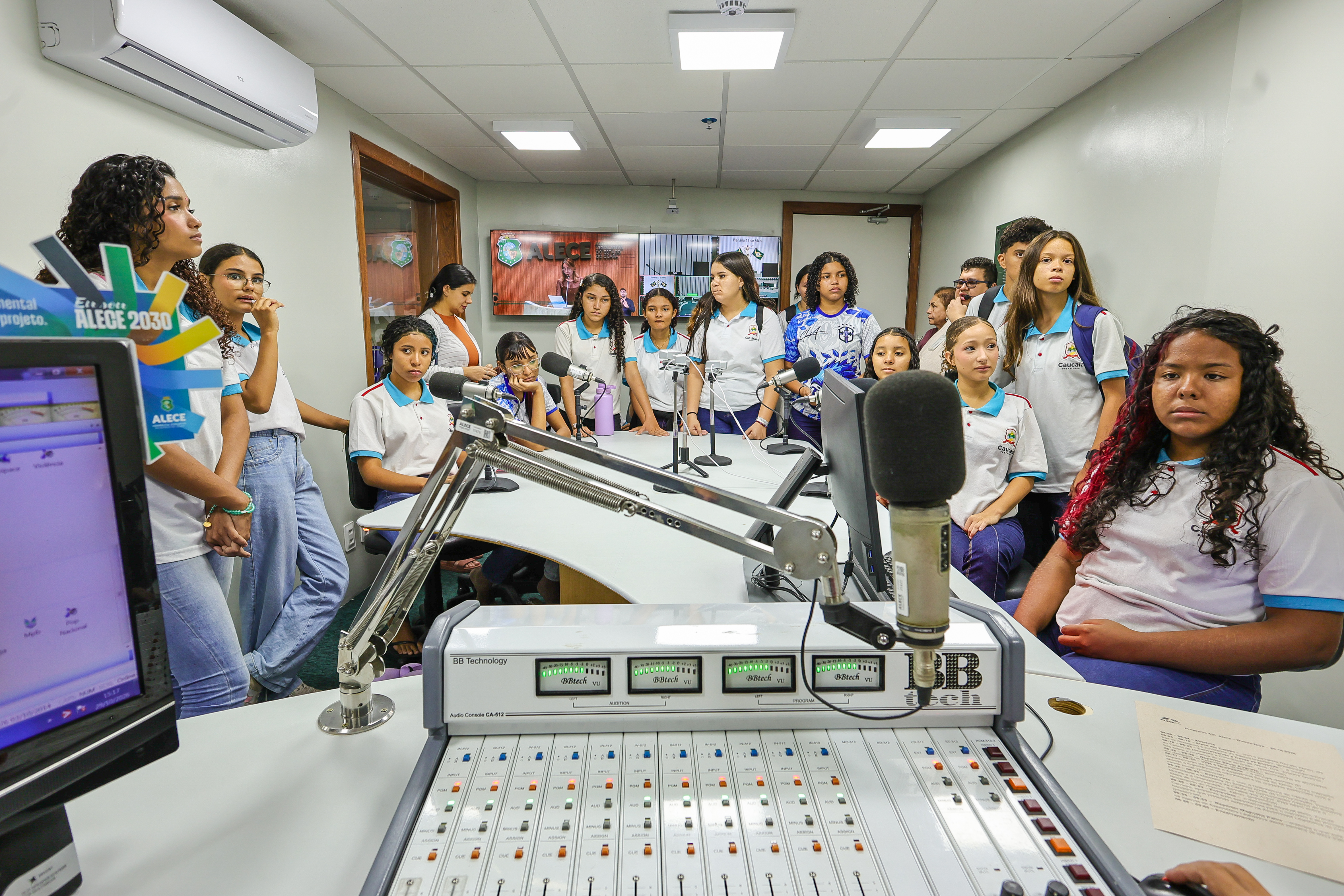 Alunos da escola Coralia Gonzaga Sales nos estúdios da Alece FM.
